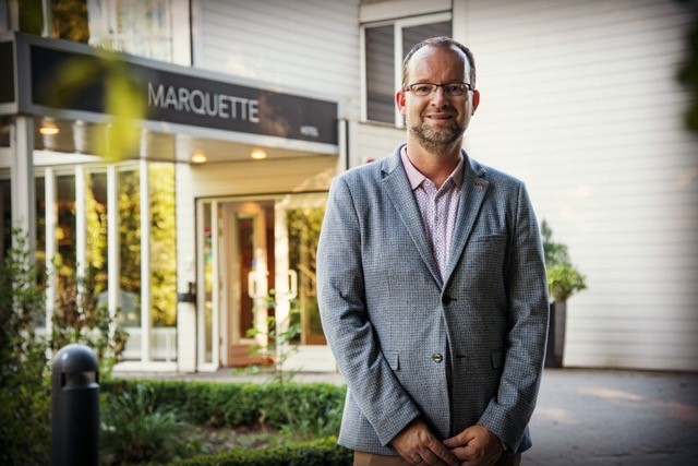 Erik Kuiper-van den Berg bij de entree van het door hem aangekochte hotel. (FOTO: AANGELEVERD)