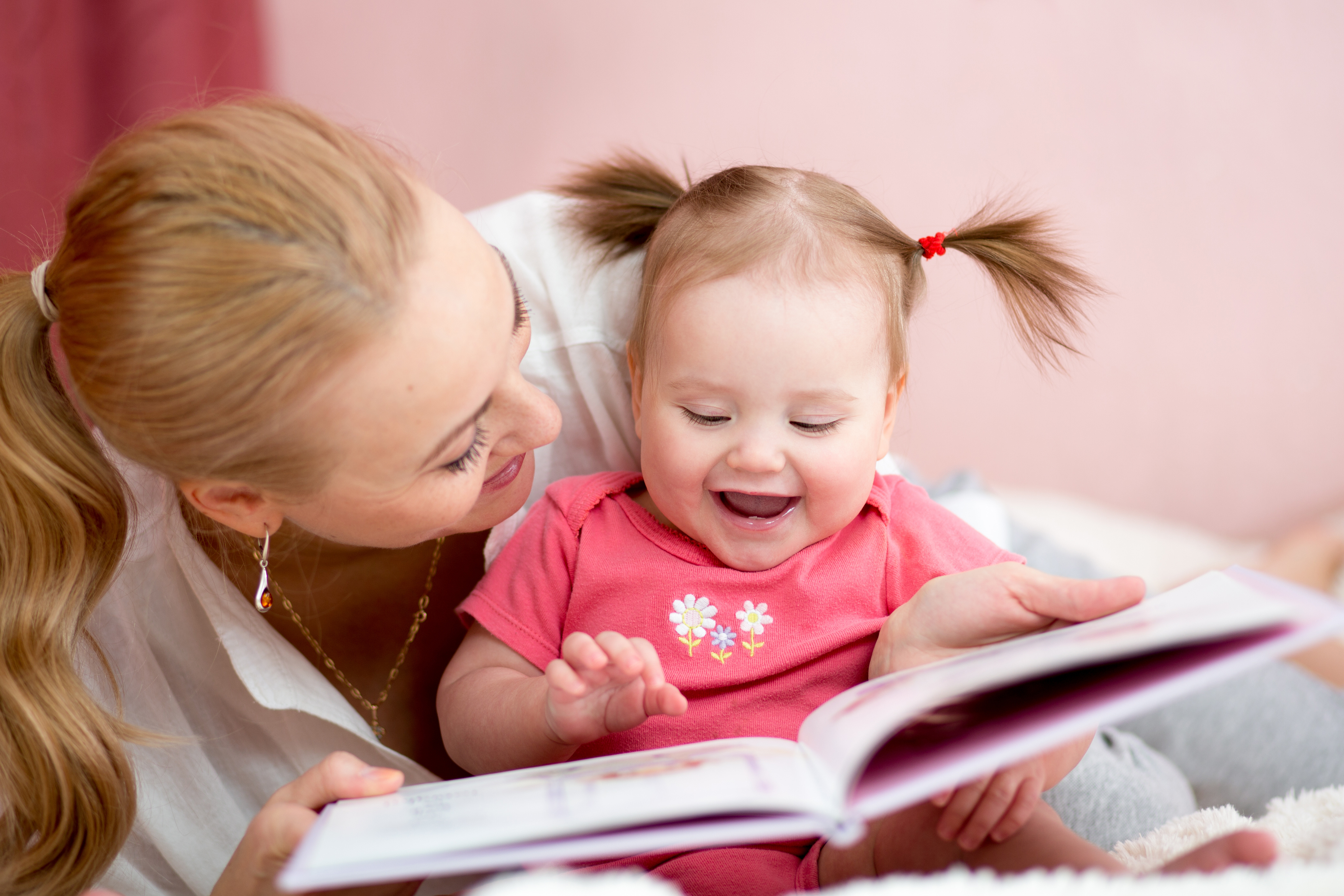 Kinderen kunnen al op jonge leeftijd ontdekken hoe leuk boekjes zijn. (Foto: Adobe Stock)