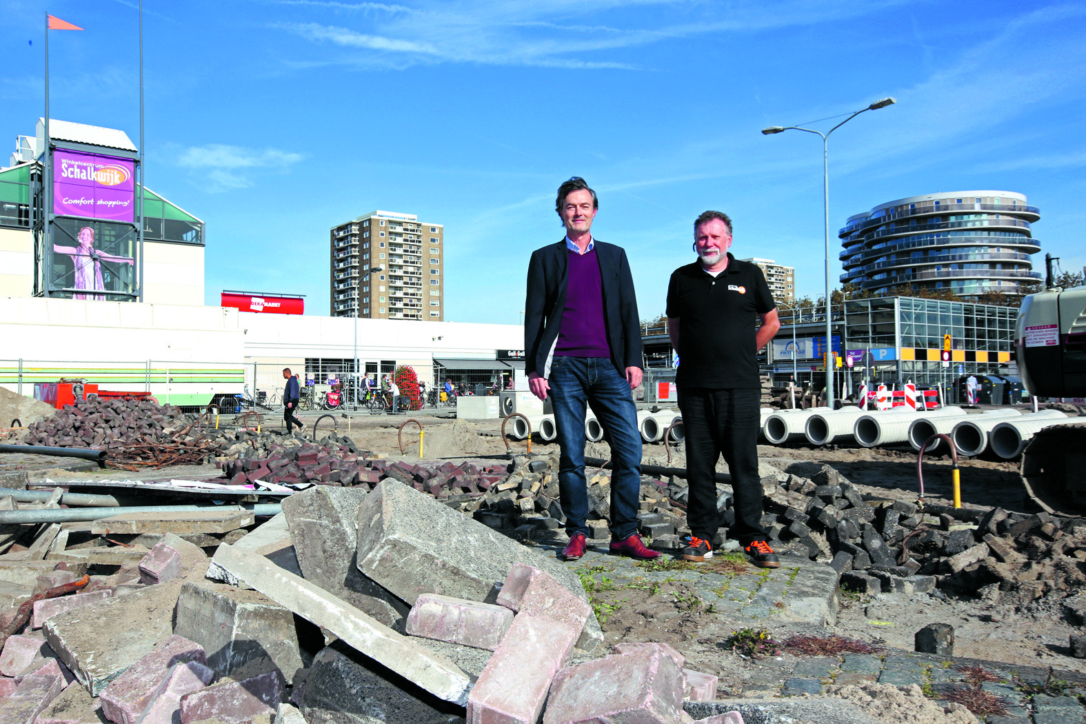 Helmich Weidema (voorzitter van de VVE Winkelcentrum Schalkwijk, links) en Gerard Zwier (winkelcentrummanager) staan op de nabije toekomst van Winkelcentrum Schalkwijk (Foto: Rowin van Diest)