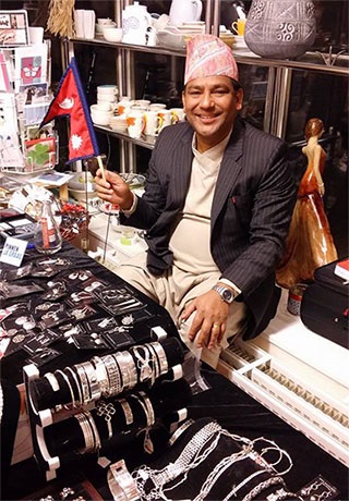 Zilversmid Dambar vertelt in Wereldwinkel Stede Broec over het mooie, maar straatarme Nepal en presenteert zijn uitgebreide collectie zilveren sieraden. (Foto: aangeleverd)