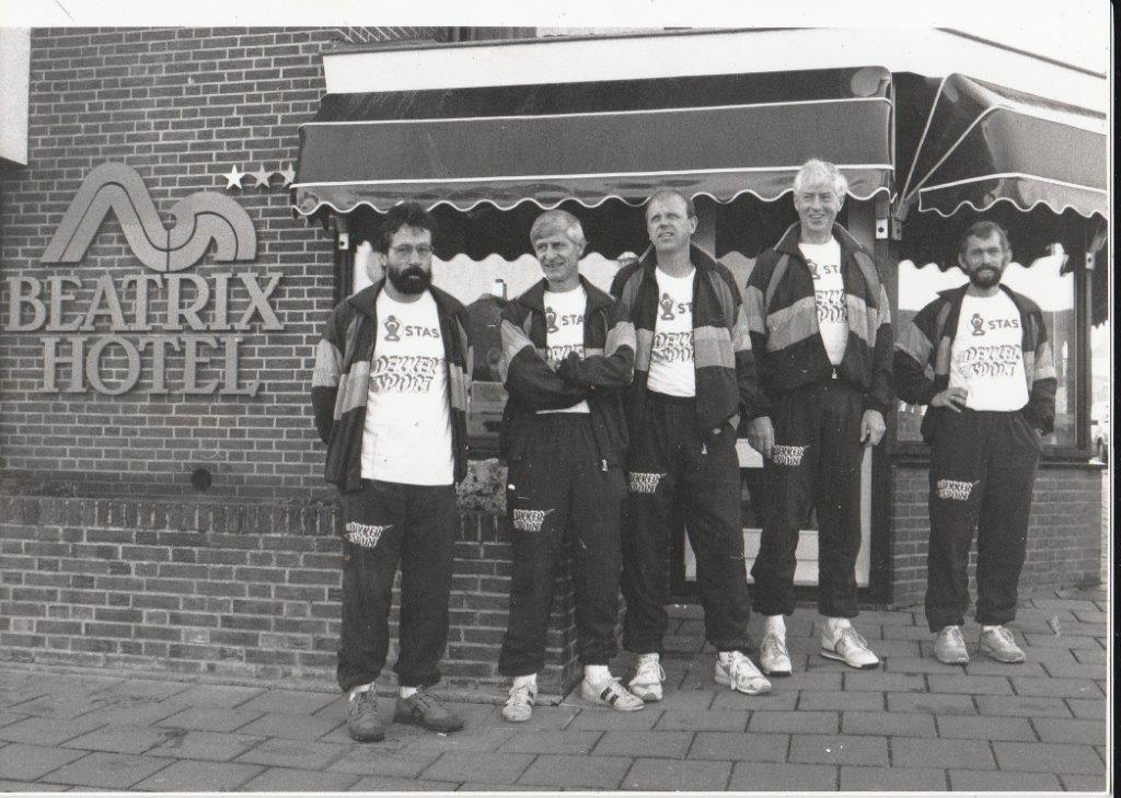 V.l.n.r.: Jan van Eeden, Leo Jong, Robin Kolkman, Ben Mooiman en Marius Joustra (boek Den Helder jaren negentig deel 1 in voorbereiding). (Foto: aangeleverd)