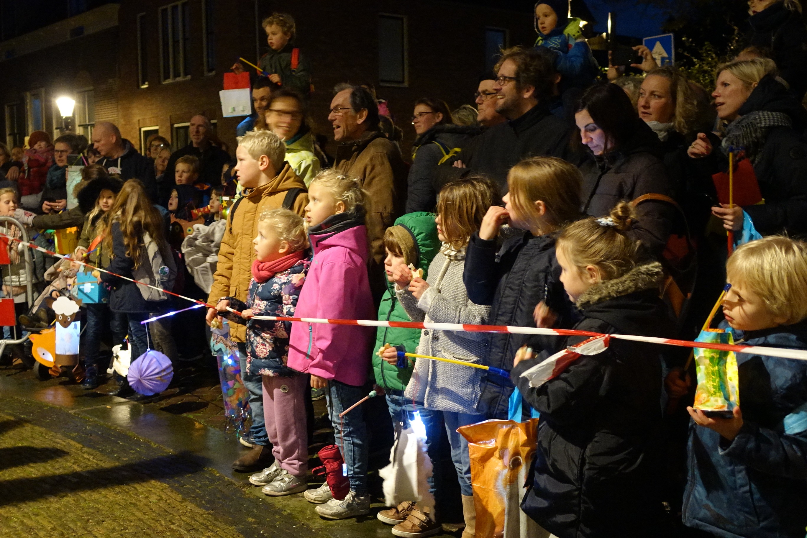 Ook vorig jaar keken kinderen ademloos naar de beroemde Sint Maarten-scène bij het stadhuis. (Foto: Ankie Colombijn)