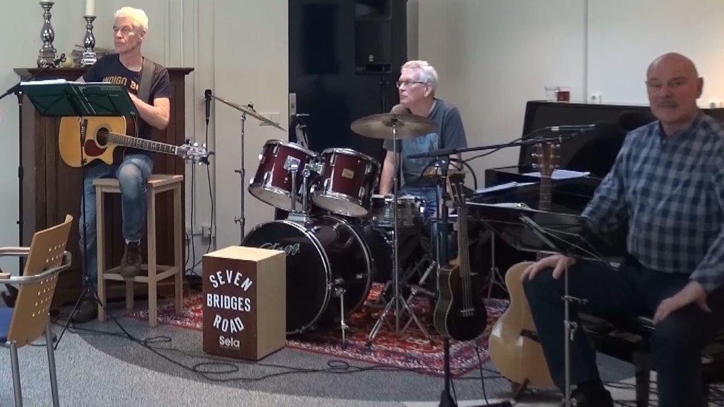 Seven Bridges Road Band treedt op in de Blinkerd te Schoorl. (Foto aangeleverd).