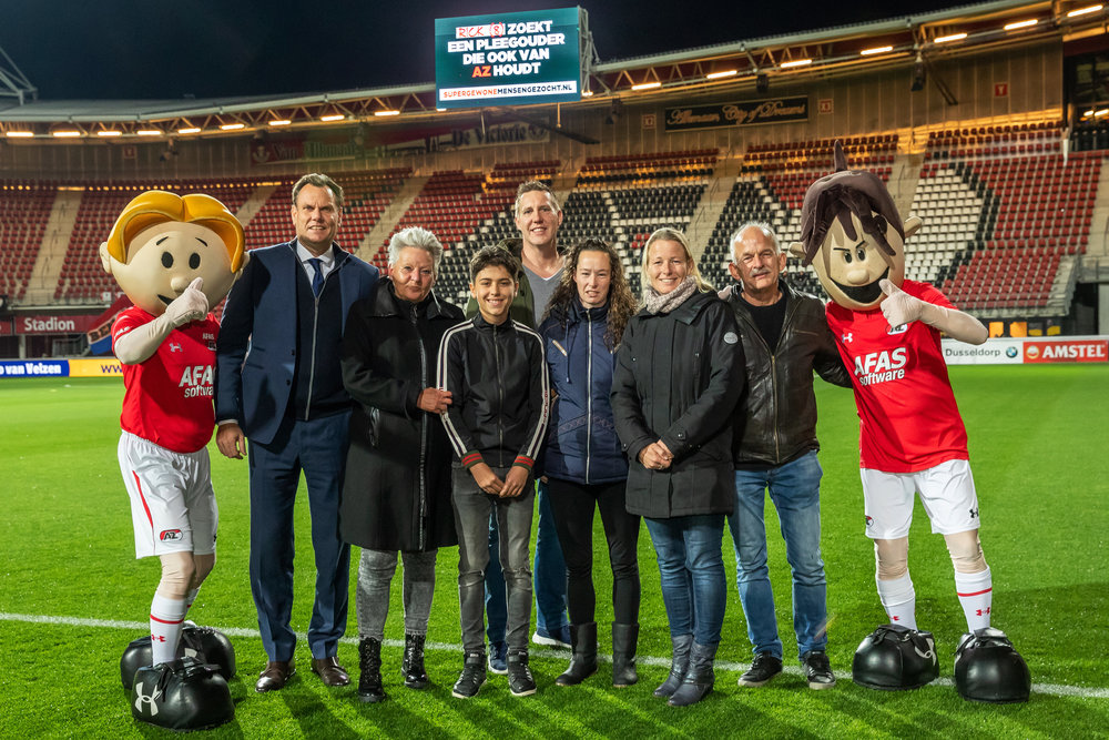 V.l.n.r.: mascottes Herry en Berry, directeur Robert Eenhoorn, wethouder Elly Konijn-Vermaas, pleegkind Roman, pleegzorgwerker Stefan, volwassen pleegkind Diana, pleegmoeder Anila, pleegvader Gerrit. (Foto: Ed van de Pol)