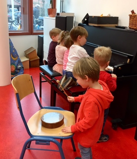 Kinderen vinden het erg leuk om met muziekinstrumenten te experimenteren. (FOTO: AANGELEVERD)