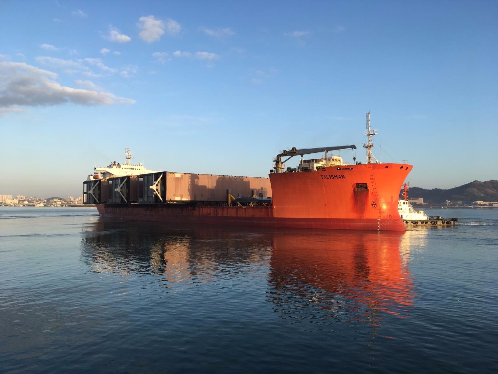 De nieuwe sluisdeuren zijn ongeveer twee maanden onderweg naar IJmuiden. (FOTO: RIJKSWATERSTAAT)