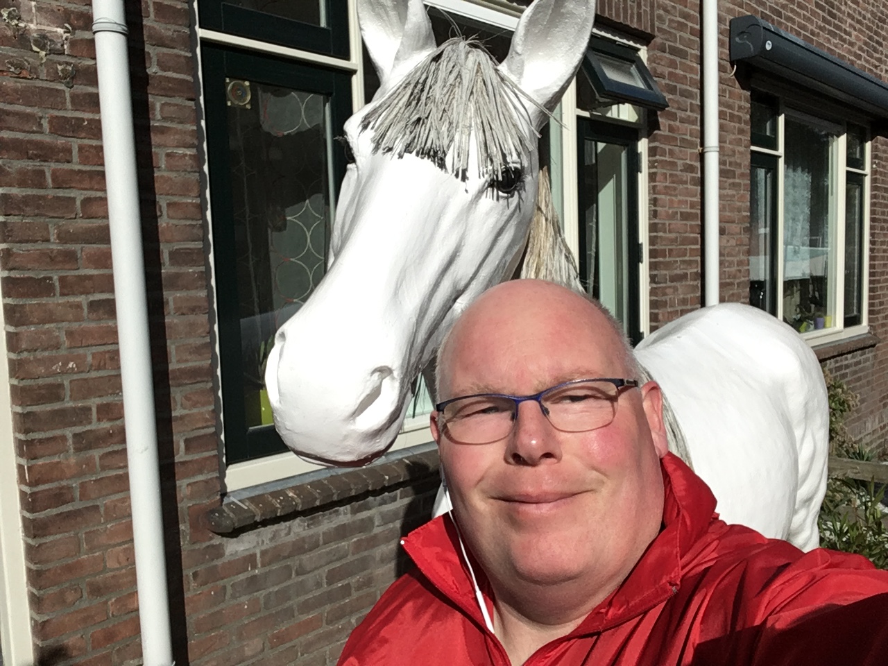 Voorzitter René de Reus (rechts op de foto ;0)) liep zelf ook met de collectebus. Op de wandelroute kwam hij Americo tegen in een voortuin. (Selfie: De Reus)