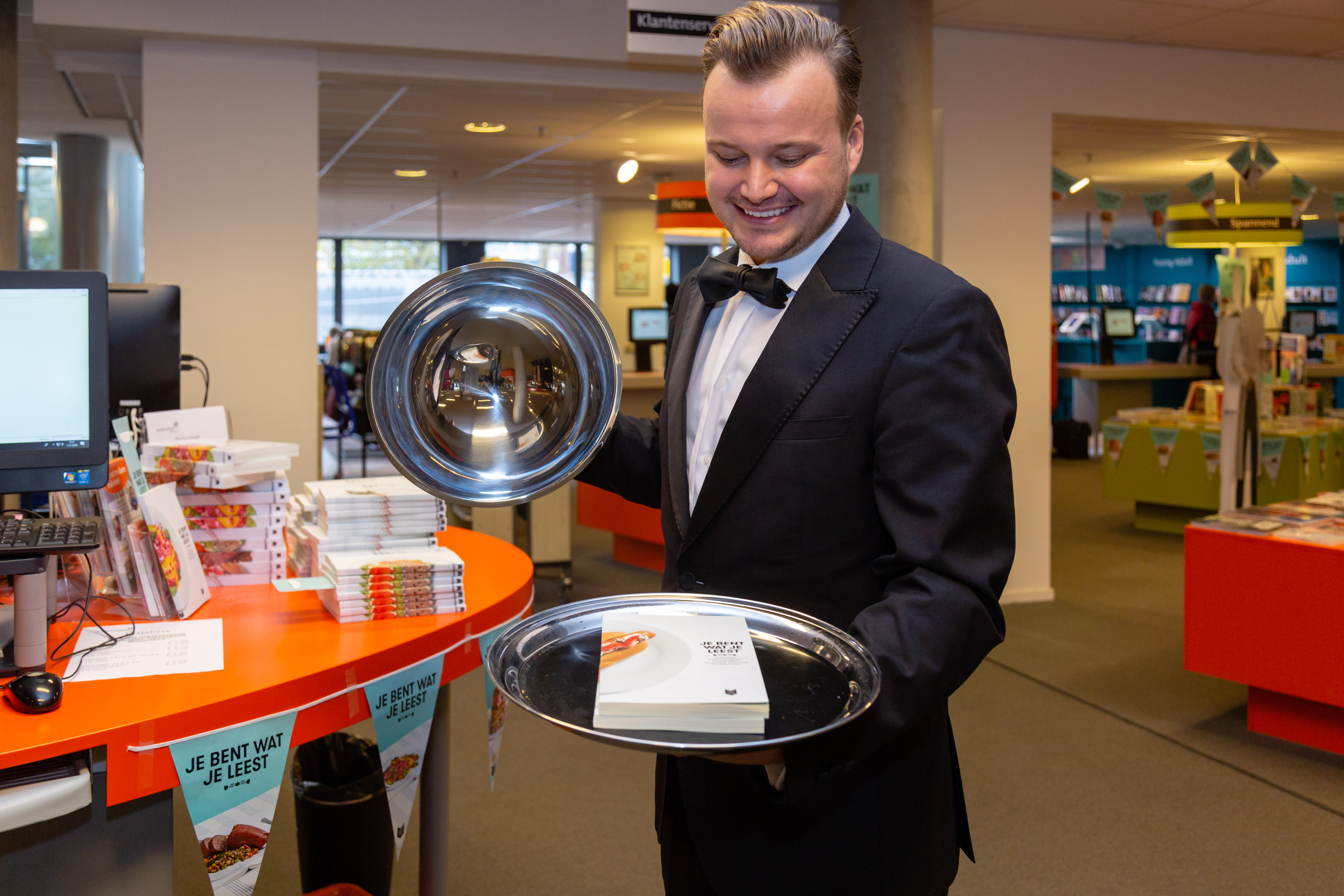 Nederland Leest ober serveert 17 november het geschenkboekje in de Bibliotheek Landsmeer. (Foto: Els Broers)