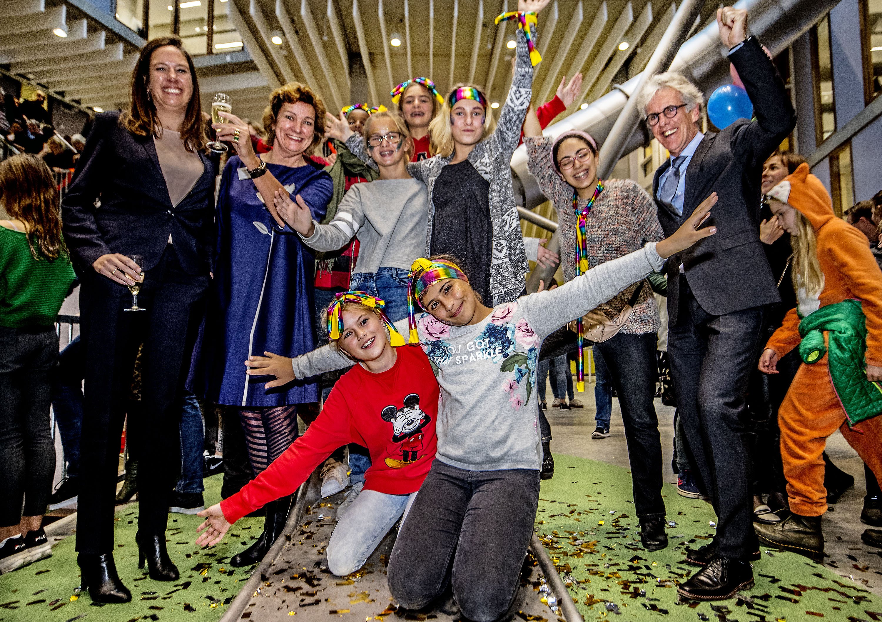 Officiële opening Hyperion Lyceum door Elly Loman, rector, Marjolein Moorman, wethouder Onderwijs, Ronald Wilcke, bestuurslid ROC van Amsterdam en leerlingen (Foto: Pim Ras Fotografie)