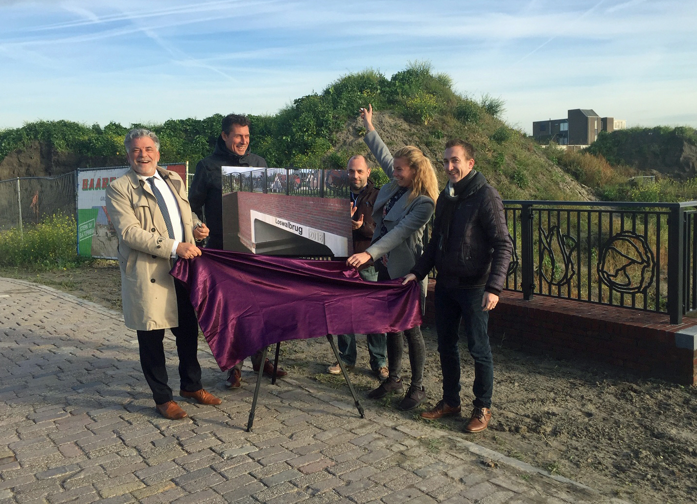 V.l.n.r. Wethouder Ad Jongenelen, Peter Van Oeveren (BPD), Melle Jagersma (medewerker gemeente Langedijk en ontwerper van de brugleuningen), Linda Leegwater en Dennis Reijnen. (Foto: aangeleverd)