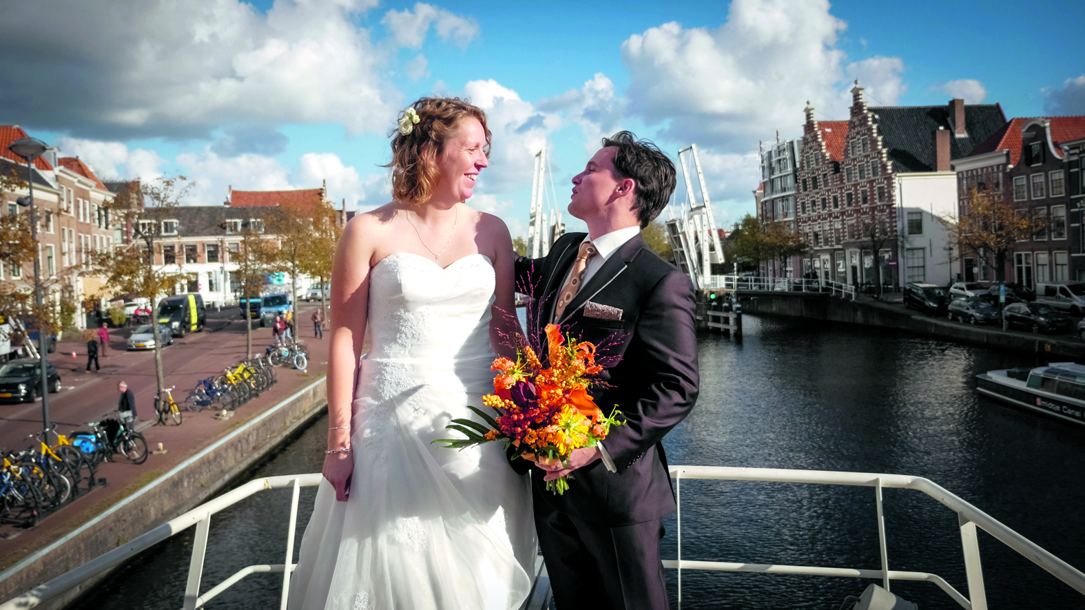 Jelle Woortman en Puck Metsers trouwen op de Johanna II op het Spaarne. (foto aangeleverd)