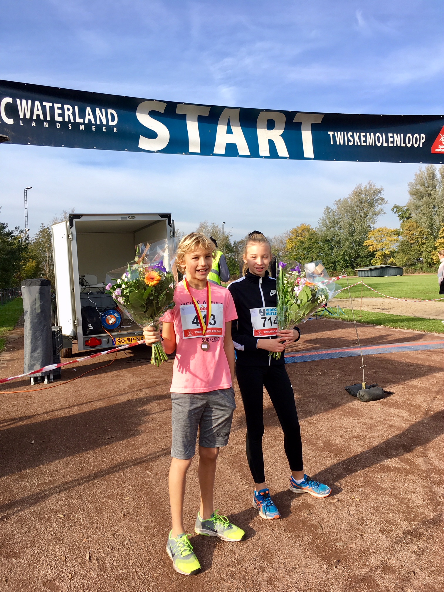 Merel Hoff (r) en Tristan Bonninga bij de finish van de Twiskemolenloop. (Foto: aangeleverd)