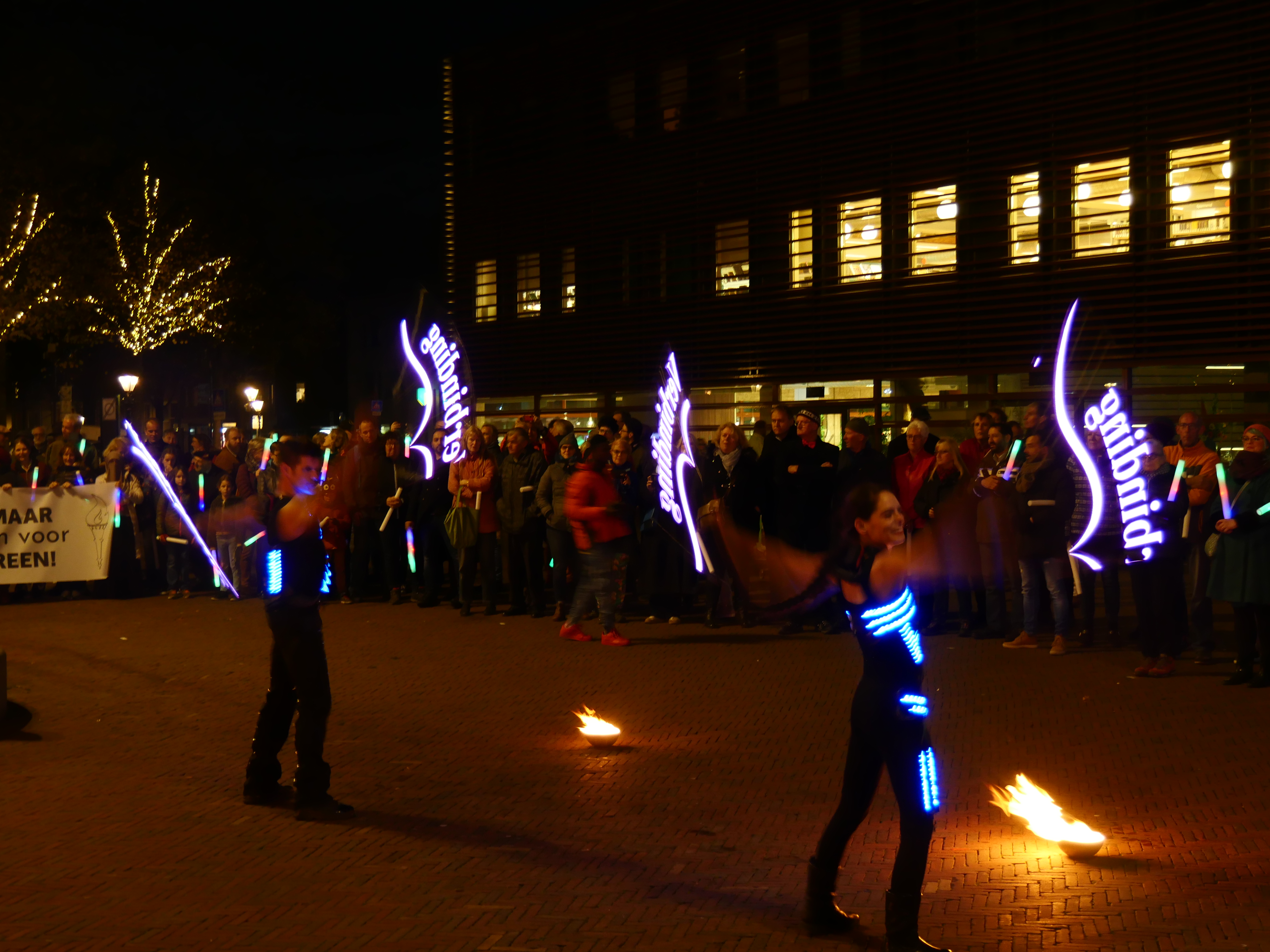 Op het Canadaplein was een spectaculaire vuur- en lichtshow te zien. (Foto: aangeleverd)