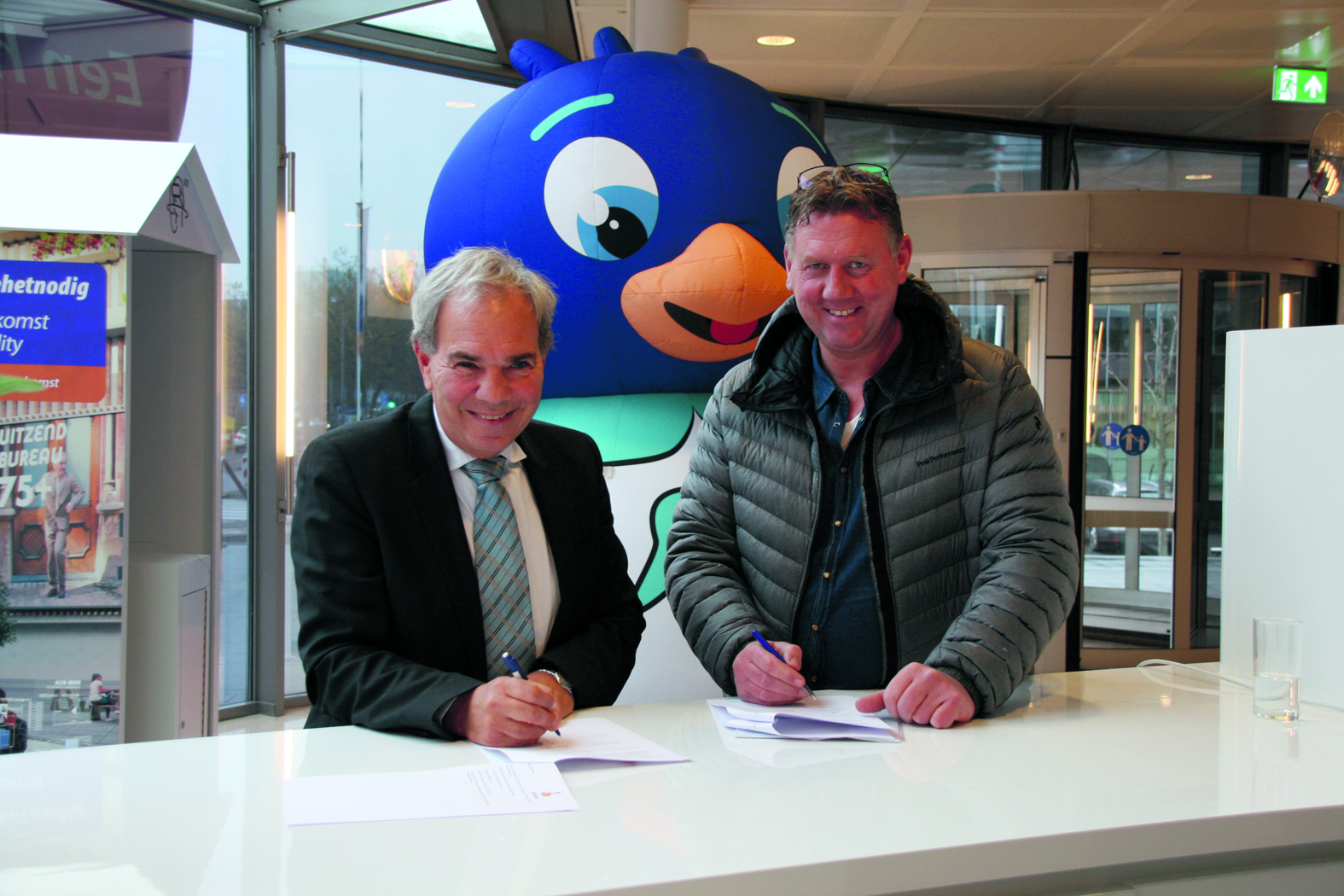 Arwin Versteyne, namens Winters Purmerend (rechts) en Directeur van Rabobank Waterland en Omstreken, Henny Maes, zetten de handtekening onder het sponsorcontract. (Foto: aangeleverd)