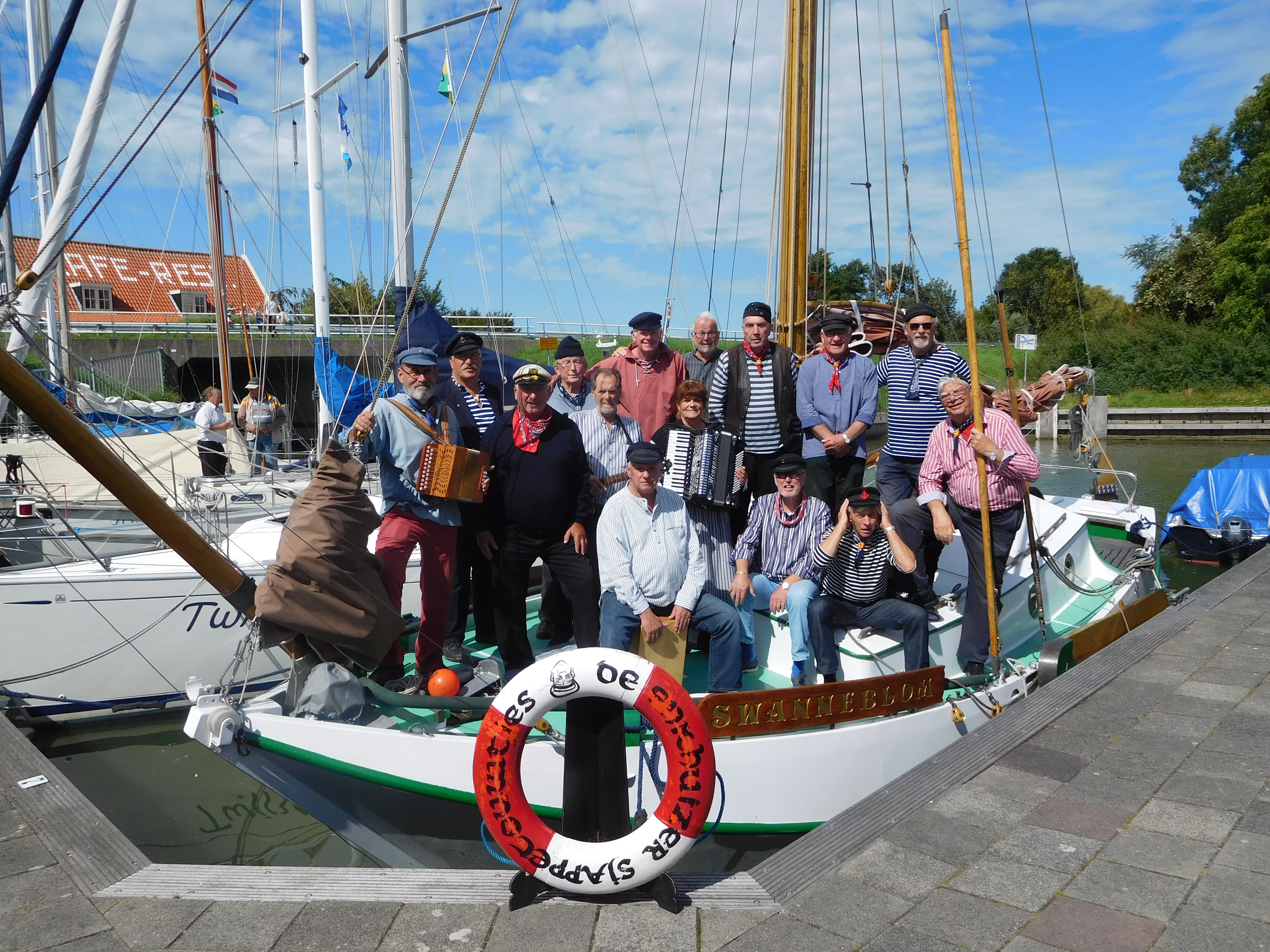 Het kleurrijke gezelschap uit Enkhuizen heeft een uitgebreid repertoire zeemansliedjes. (Foto: aangeleverd)