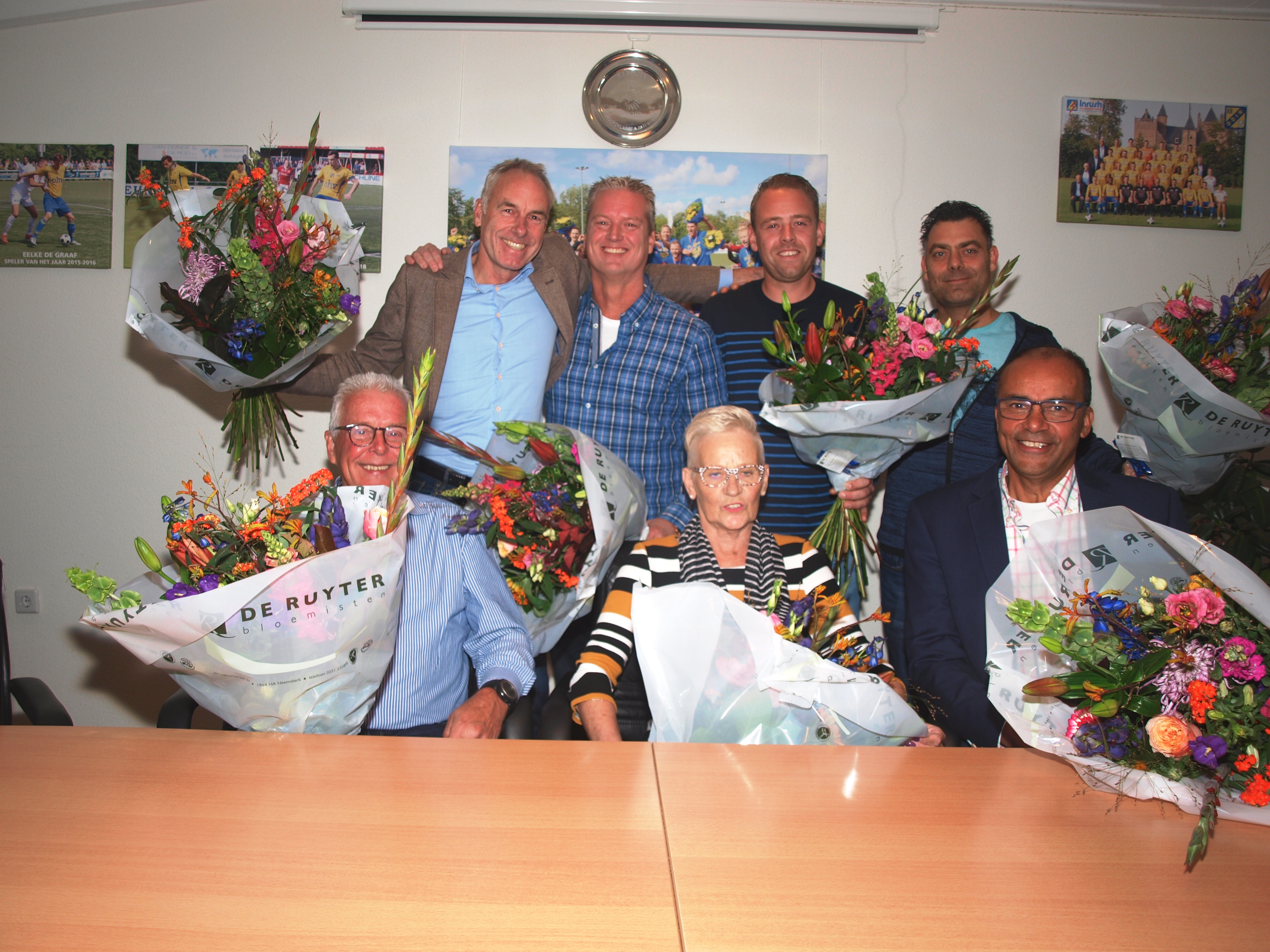 Marianne Kloes te midden van de jubilarissen, links naast haar Peter Kloes en rechts Jaap van Aanholt. Achter van links naar rechts Hans Rosenberg, Hans Kremer, Steven Blokzijl en Dave de Pagter. (FOTO: AANGELEVERD)