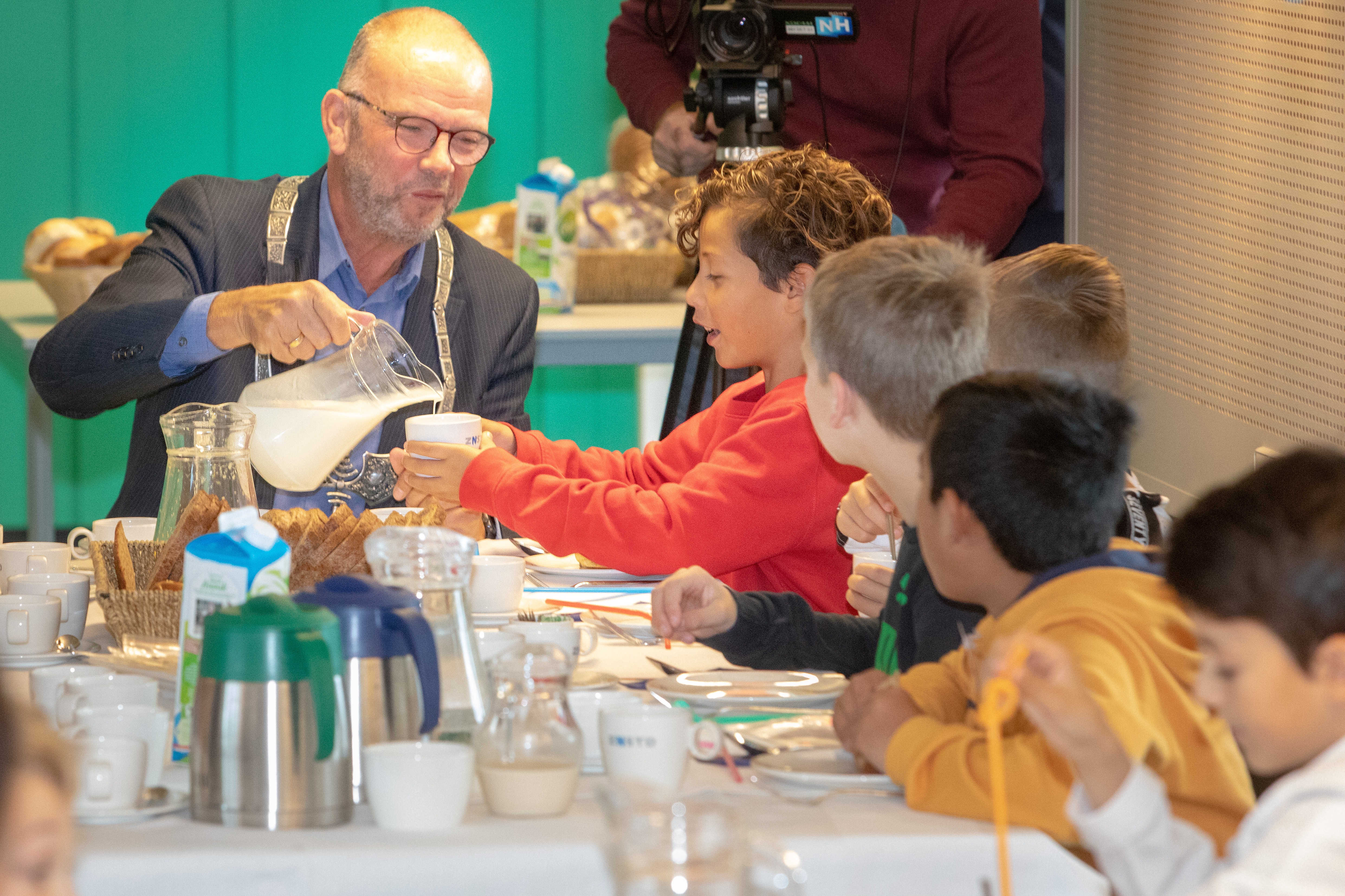 Loco burgemeester en Wethouder Hans Krieger schenkt ontbijtdrank in. (Foto: Vincent de Vries/RM)
