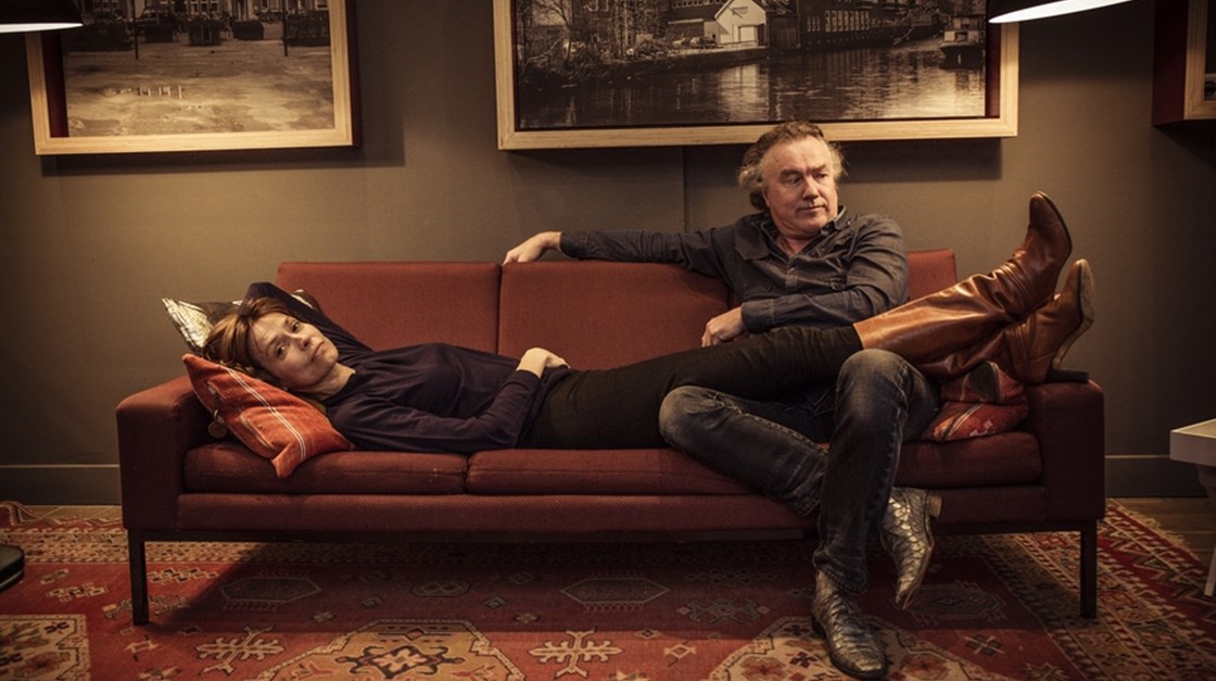 Jeroen Zijlstra en Tjitske Jansen staan met hun programma Nieuws van twee Kanten in de theaterkerk. (Foto: Anne van Zantwijk)
