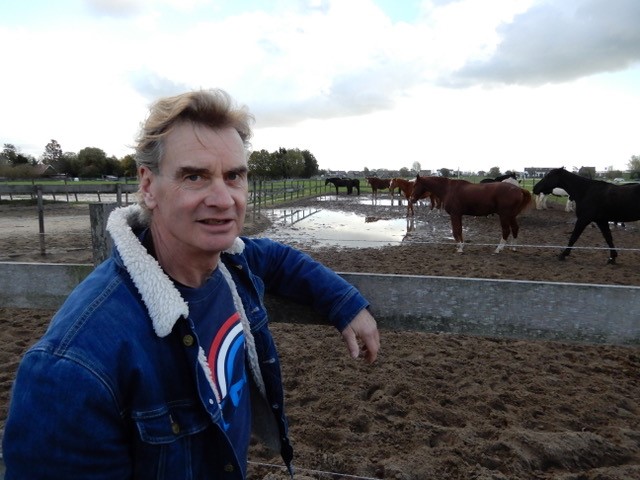 Marc Vaarzon Morel op de manege in Kwadijk. (Foto: Milo Baerts)