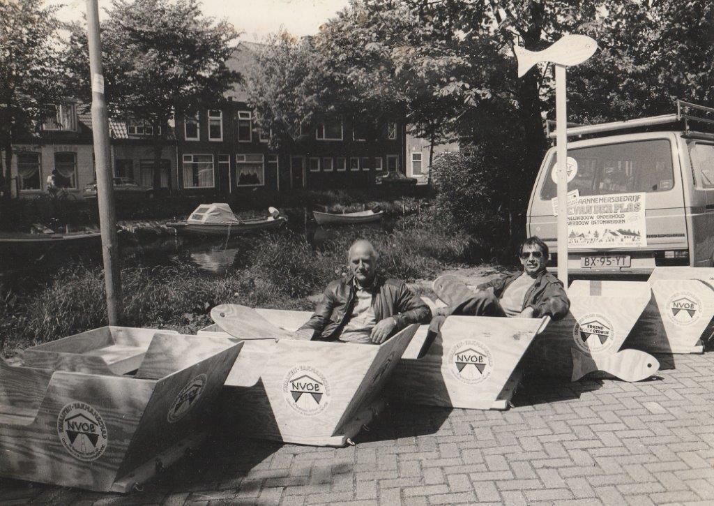 Cornelis van der Plas (voor) en collega Jan Dozy nabij de werkplaats van aan de Keizersgracht. (Foto: aangeleverd)