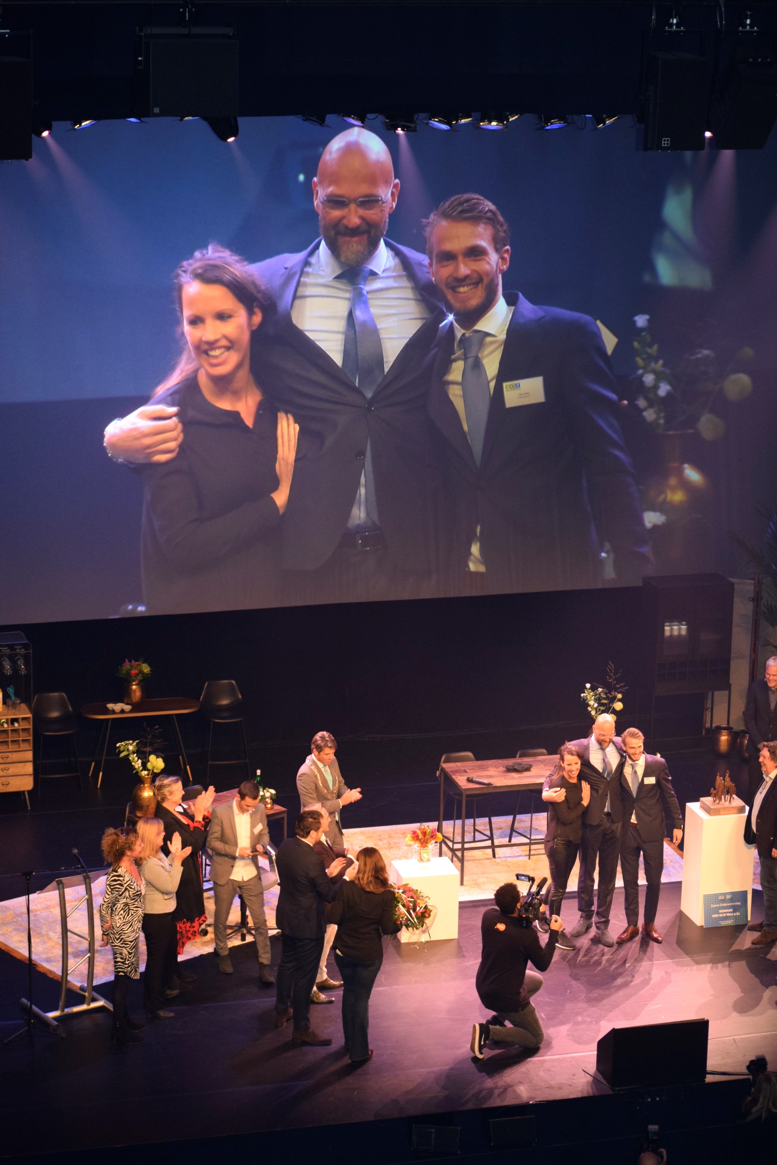 Ereburger Dick Dekker met zijn kinderen op het podium in het Zaantheater. (Foto: Yvette van der Does)