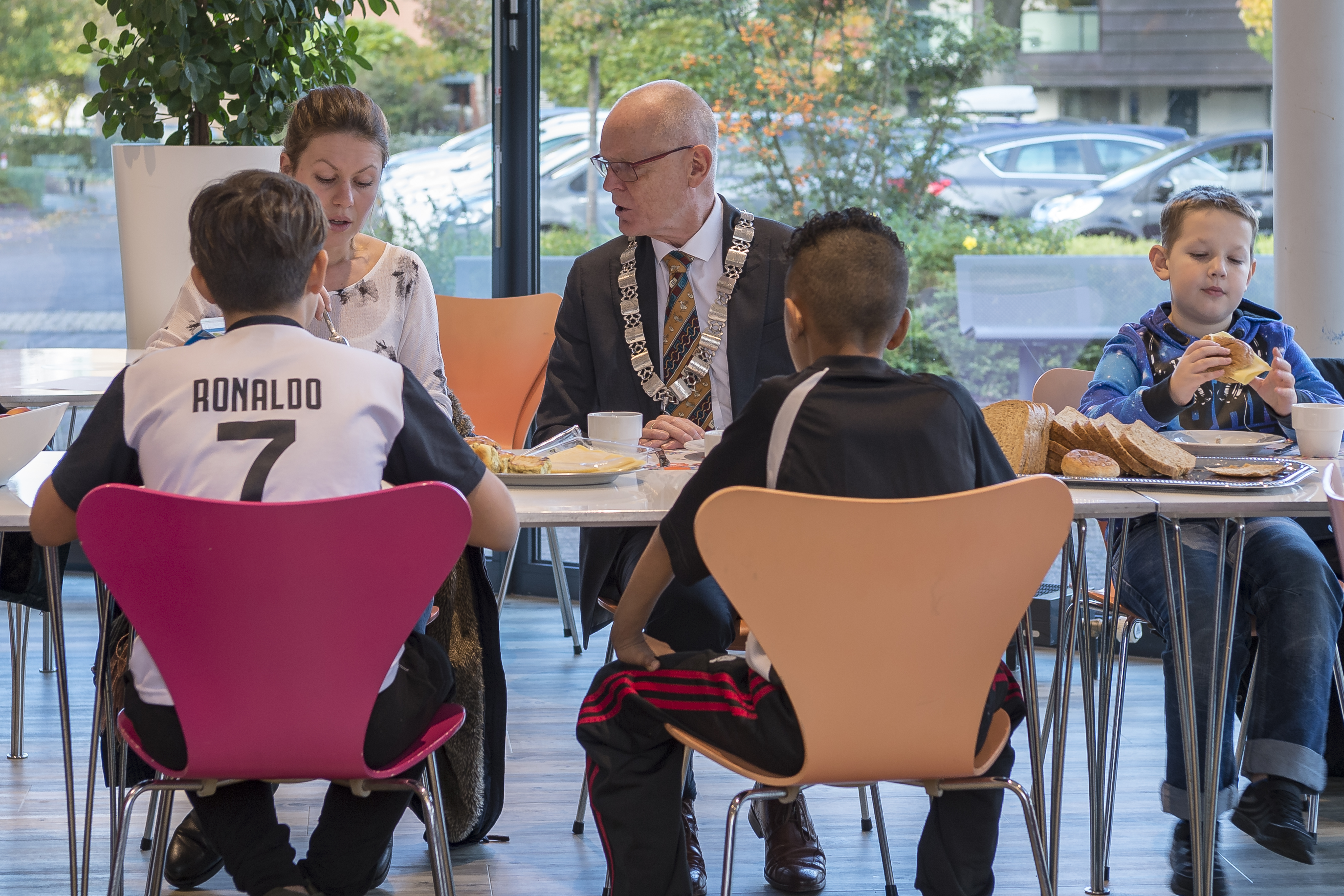 Leerlingen van de Bets Frijlingschool waren op het stadhuis uitgenodigd. Zij gebruikten het ontbijt met wethouder Harry Rotgans. (Foto: Evert Ruis)
