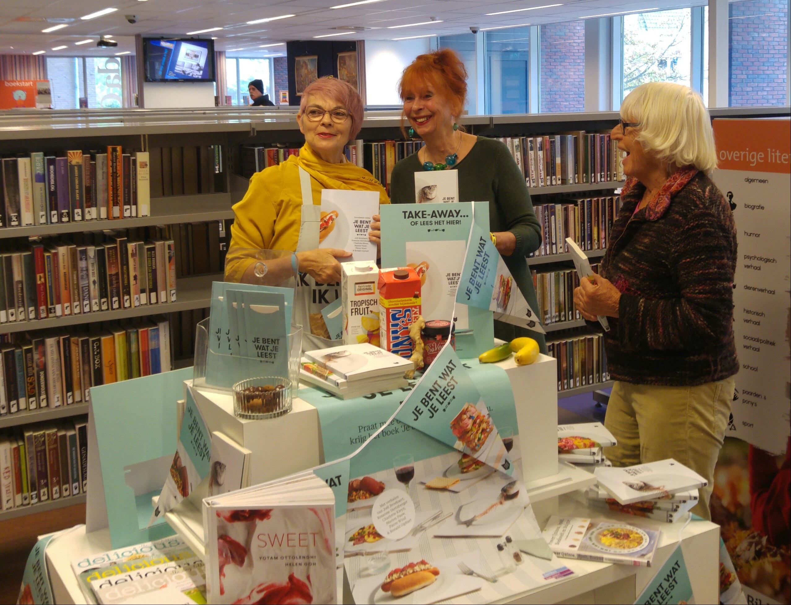 Kunstenaar Ingrid Buis en Kitty Mertz hebben het eerste exemplaar ontvangen uit handen van Lisette Mensonides. (Foto: aangeleverd)