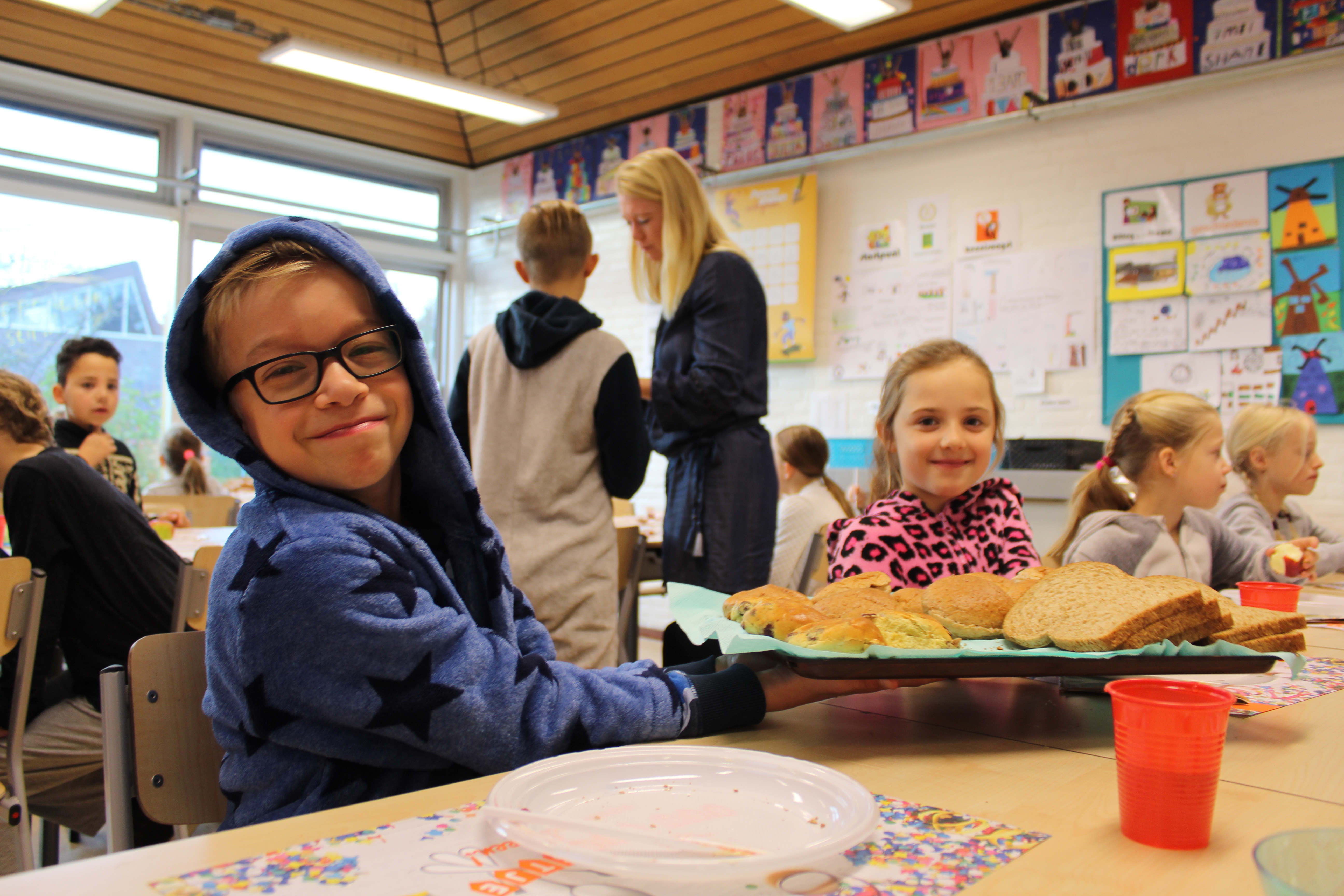 Tim en Lieke vinden het gezellig om samen met hun klasgenootjes te ontbijten. (Foto's: Rodi Media/AO)