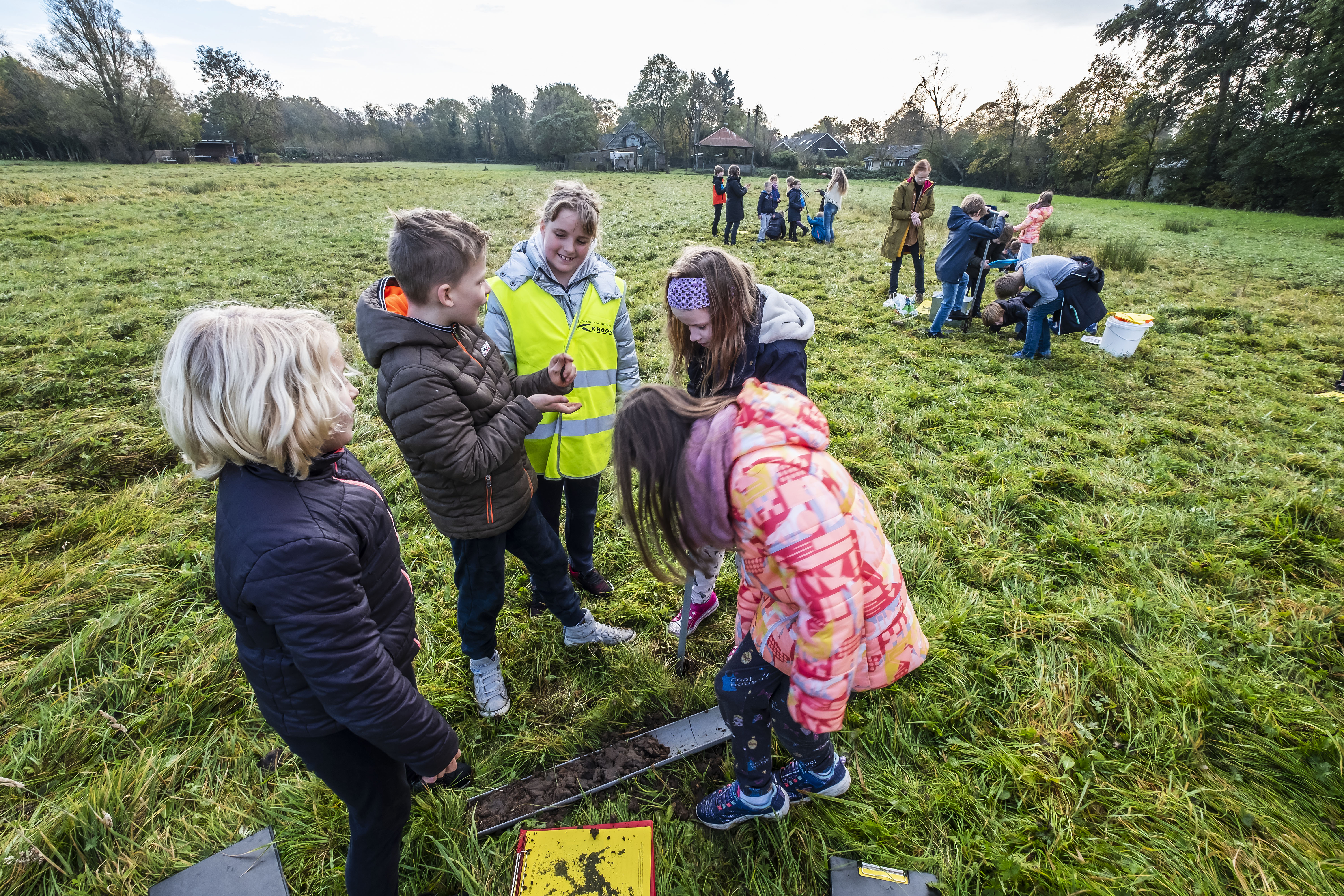 Leerlingen van OBS Teun de Jager in Schoorl verzamelen ‘bodemtype: EZg21’ op het land van boerin Backer in Aagtdorp. (Foto: Erna Faust.)