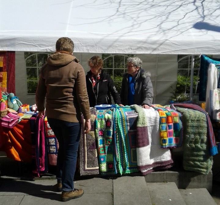 Eerder dit jaar werd een voorjaarsmarkt gehouden op het plein voor de kerk. (Foto: aangeleverd)
