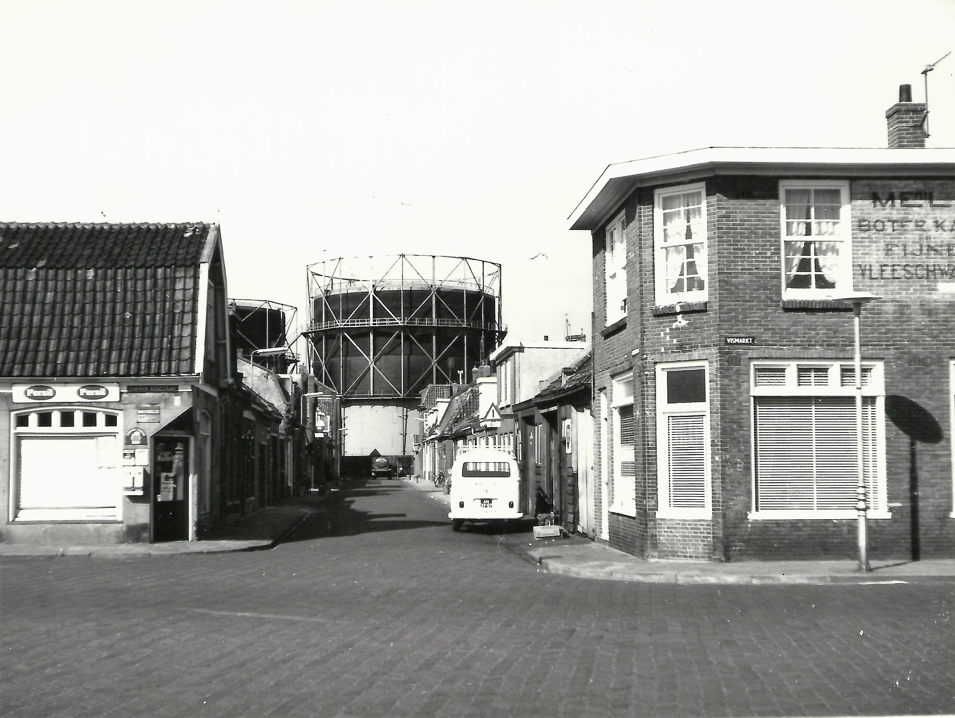 Zicht op de Oranjestraat vanaf de Vismarkt in de Visbuurt. (Foto: Helderse Historische Vereniging)
