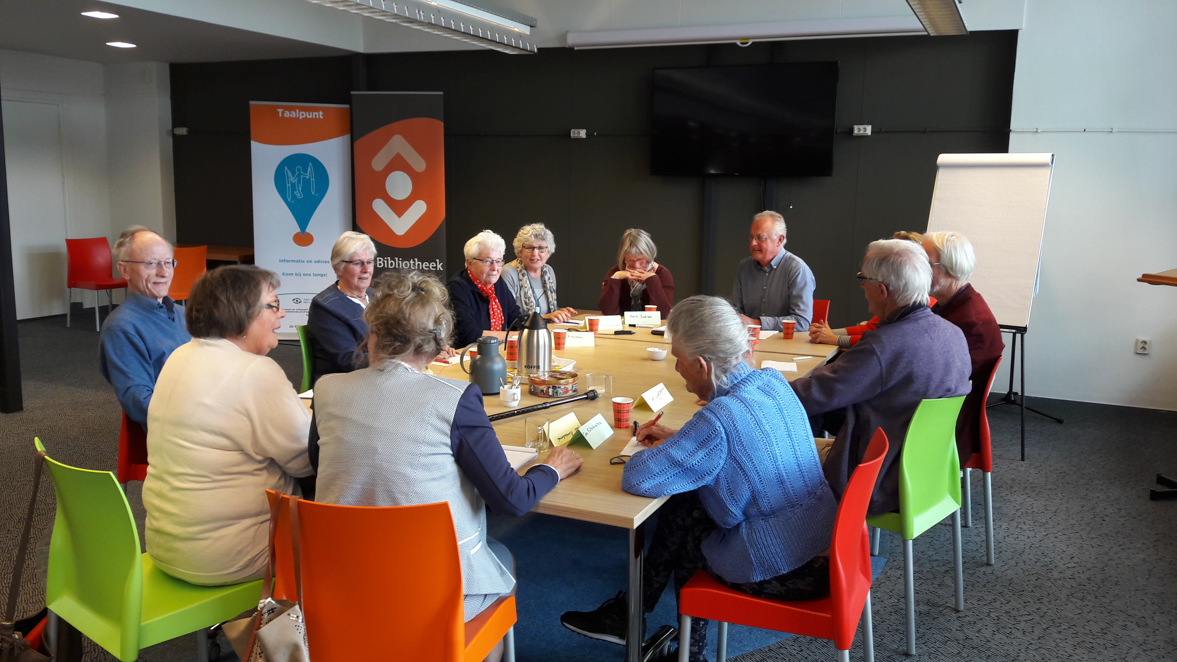 Beeld van een informatiebijeenkomst de bibliotheek van Twello. (Foto: aangeleverd)