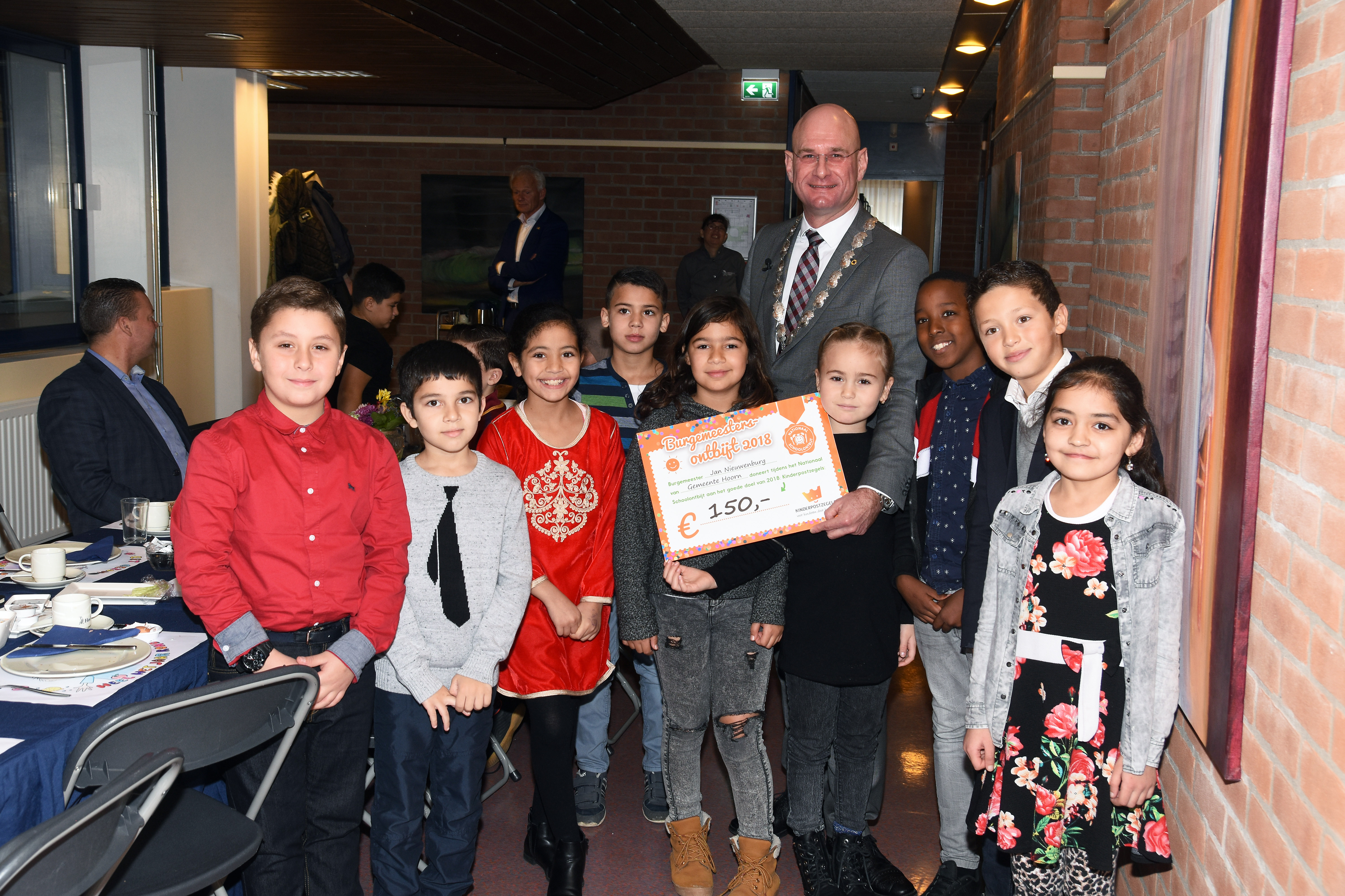 Na het ontbijt ontvingen de leerlingen uit handen van burgemeester Jan Nieuwenburg een cheque voor de Stichting Kinderpostzegels. (Foto: aangeleverd)