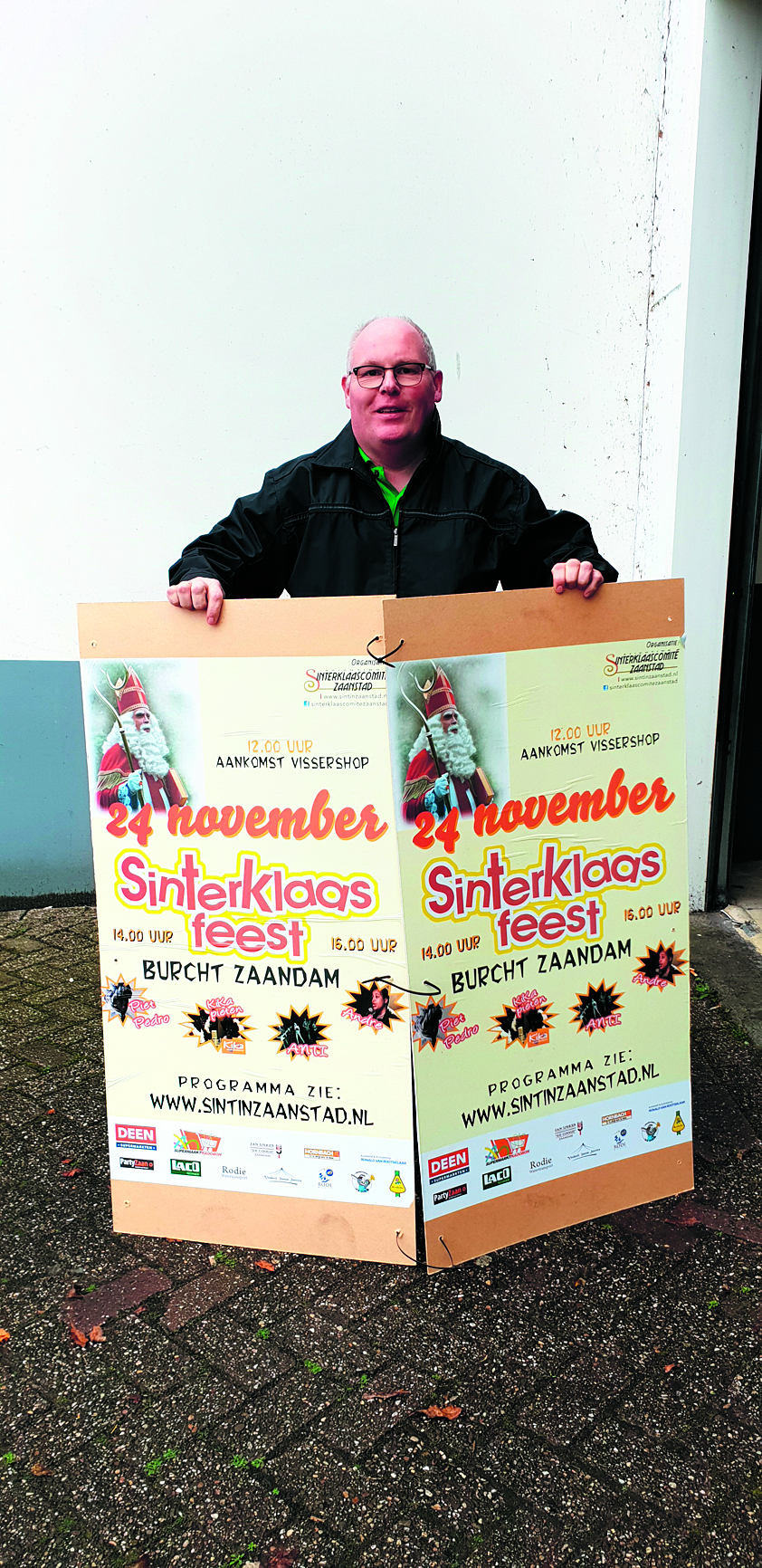 Organisator en voorzitter scz druk met ophangen van de posters. (Foto: aangeleverd)