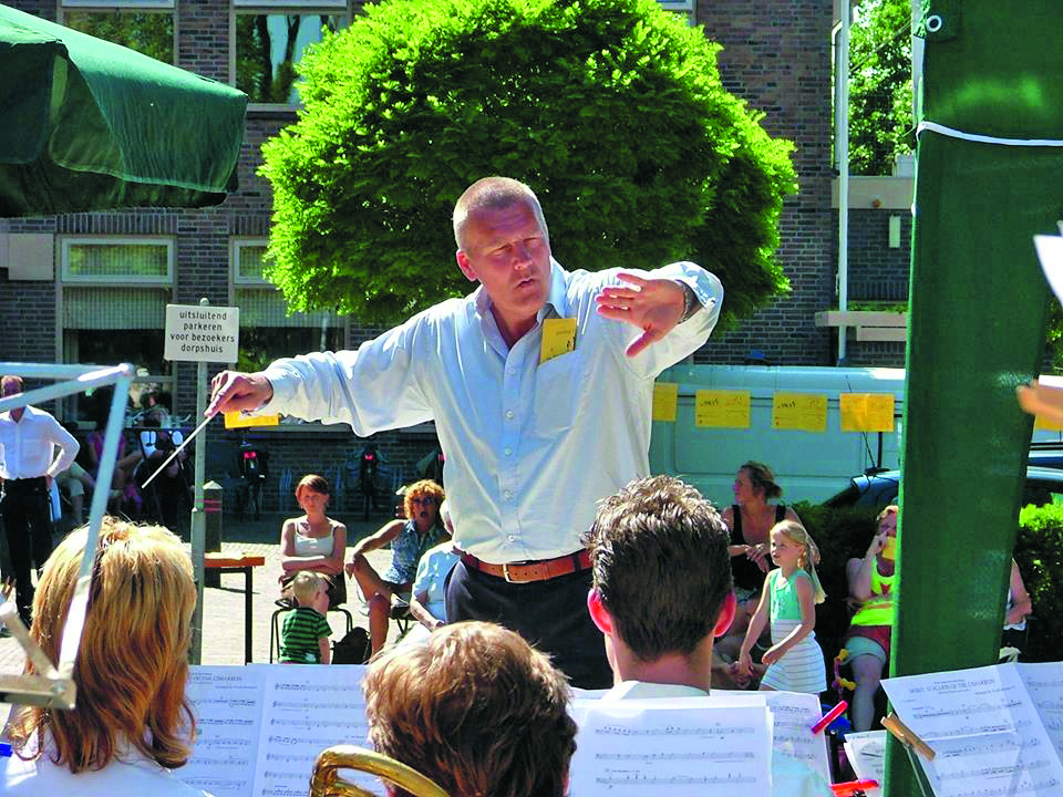 Dirigent Bert Ridder in actie. (Foto: aangeleverd)