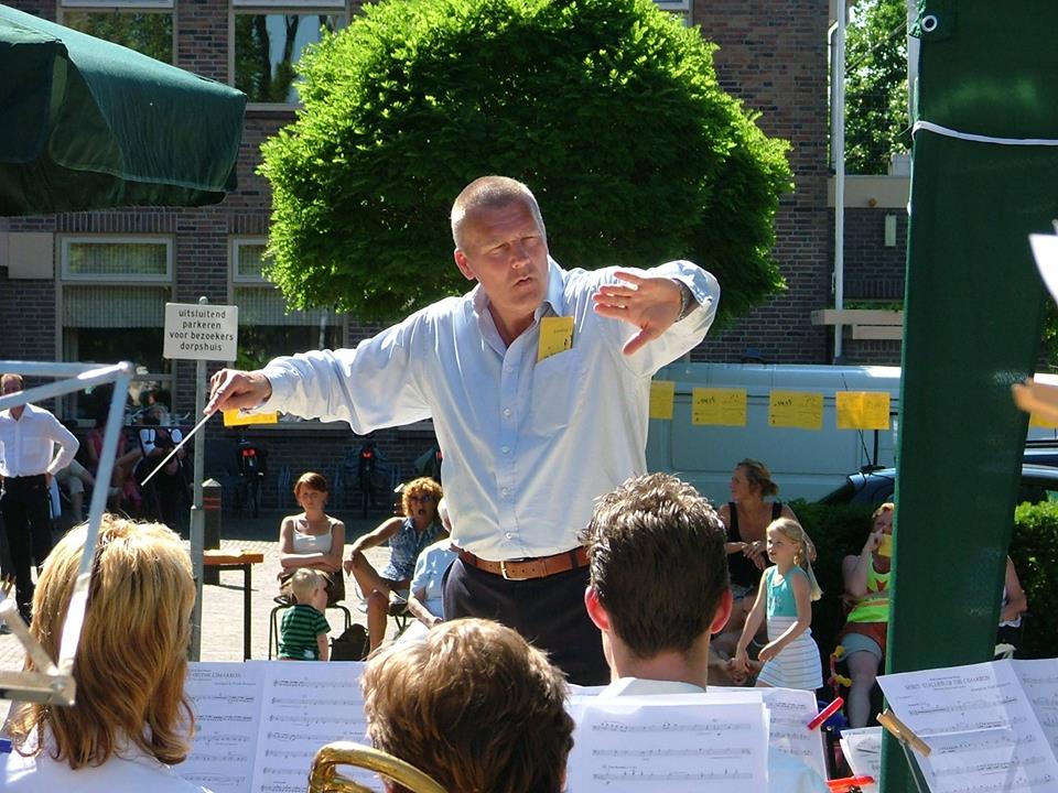 De jubilerende dirigent Bert Ridder in actie. (Foto: aangeleverd)