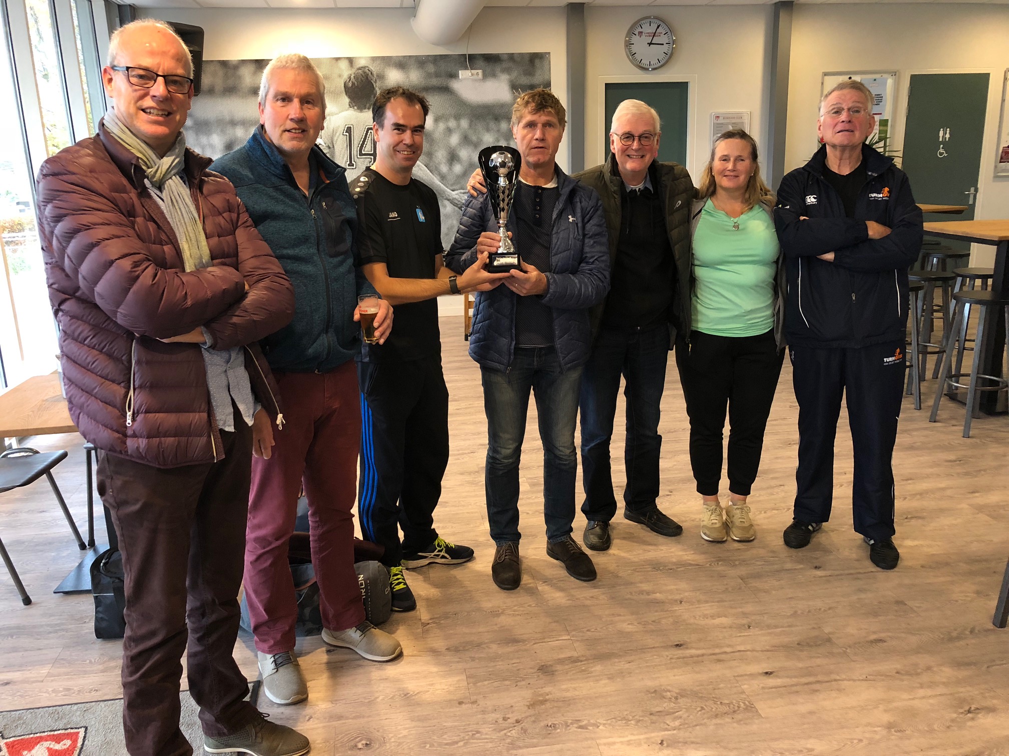 Overhandiging Rodi Media Cup door Dennis Schuit aan het team respectievelijk de aanvoerder van Walking Football Heiloo). (Foto's: aangeleverd).