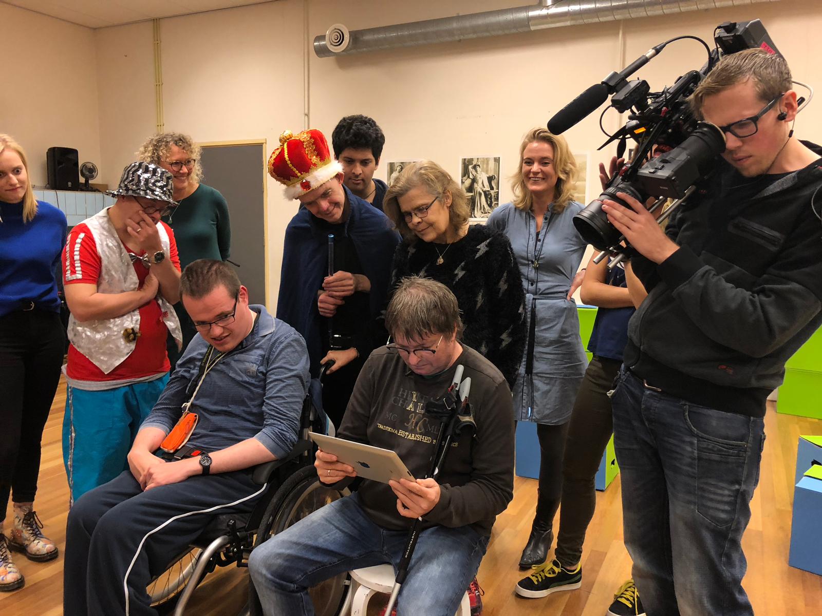 Het muziektrio van Theatergroep Eenhoorn wordt verrast met het nieuws dat ze mogen optreden op het Knoop Gala 2018. (Foto: aangeleverd)