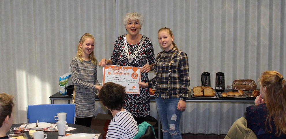 Burgemeester Hetty Hafkamp ontving leerlingen van de OBS de Driemaster die een ontbijtje brachten. (Foto: aangeleverd).