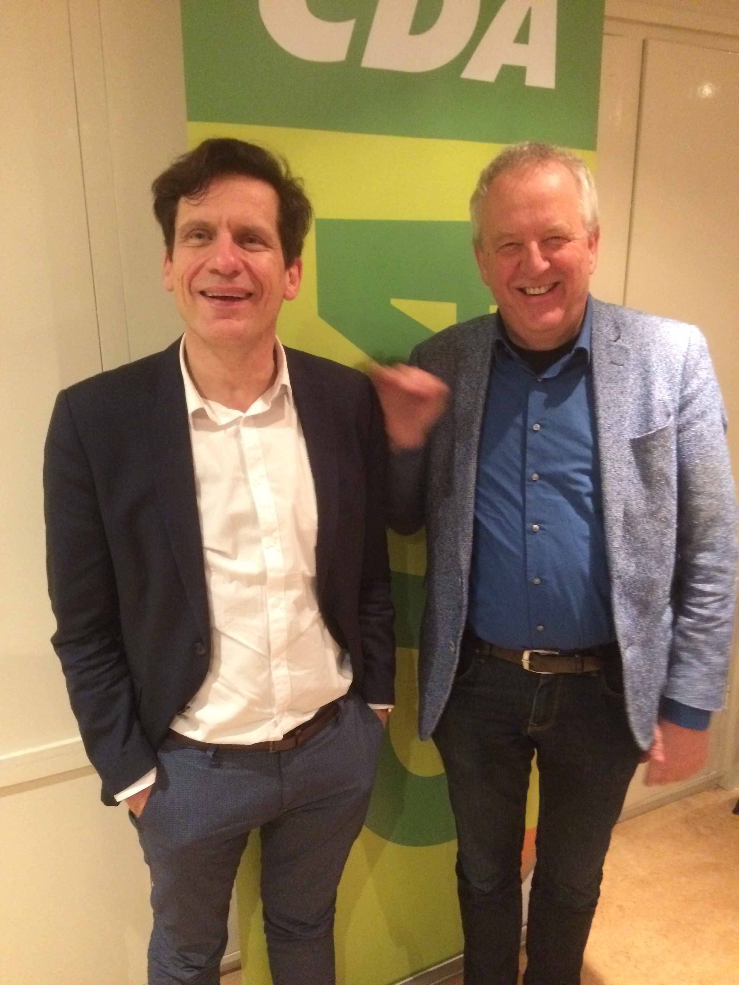 De nieuwe CDA-voorzitter Aalt Bruinekool (rechts) met zijn voorganger Kees van Montfort. (FOTO: AANGELEVERD)