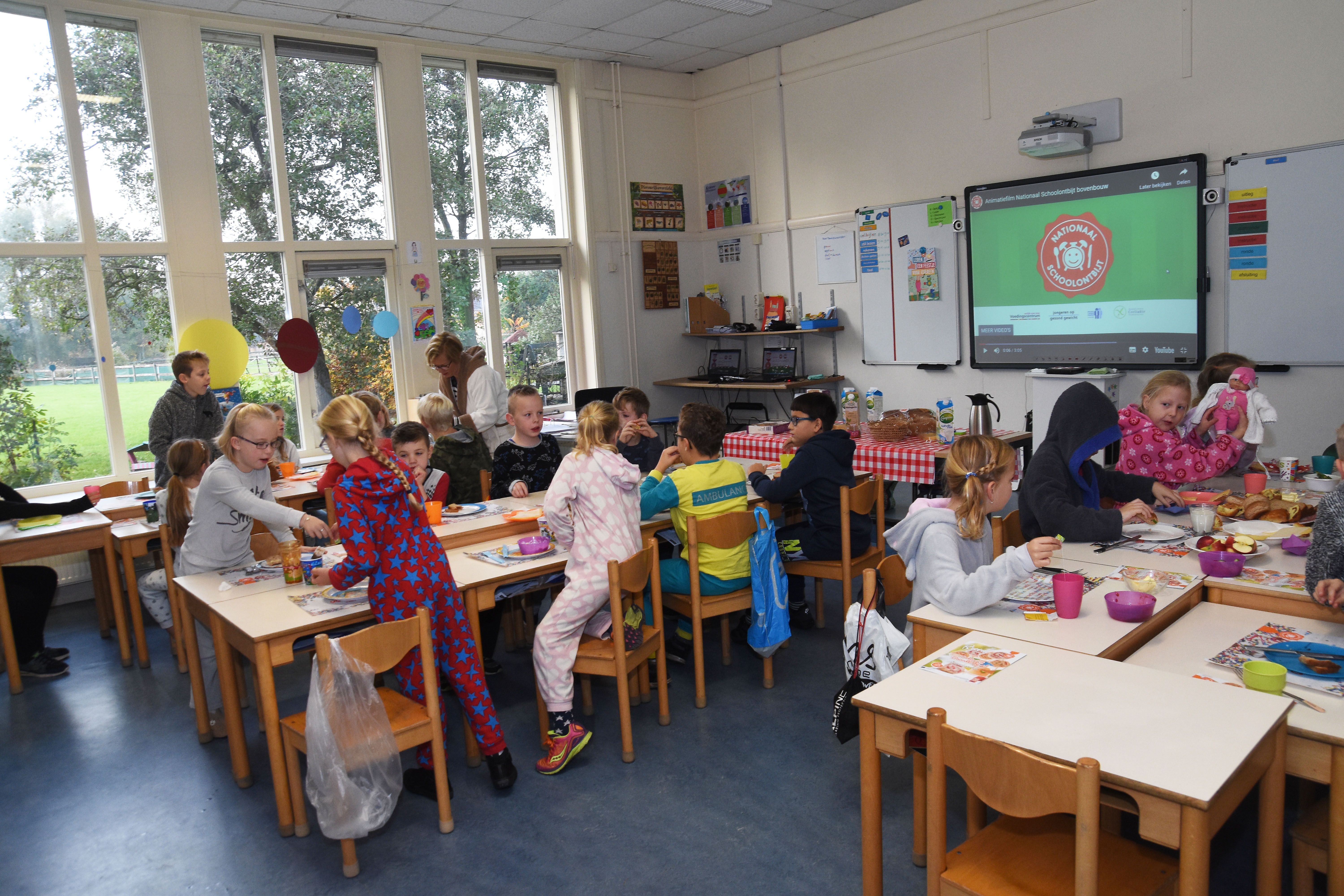 De kinderen van de Idenburgschool in Andijk schoven afgelopen vrijdag - ín pyama - aan tafel voor het Nationaal Schoolontbijt. (Foto: Foto Hoekstra)