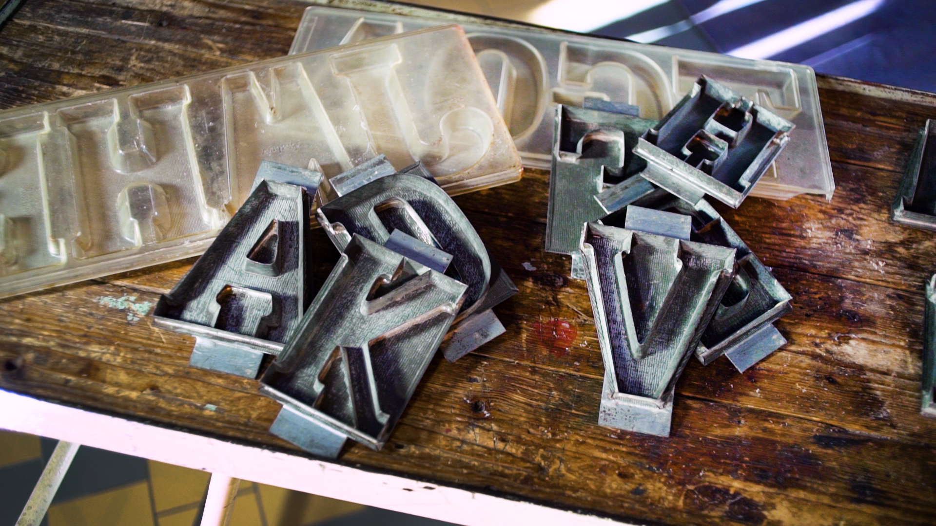 Chocoladelettermallen worden gebruikt bij de extra productie voor Sinterklaas. (Foto: Zaans Museum)