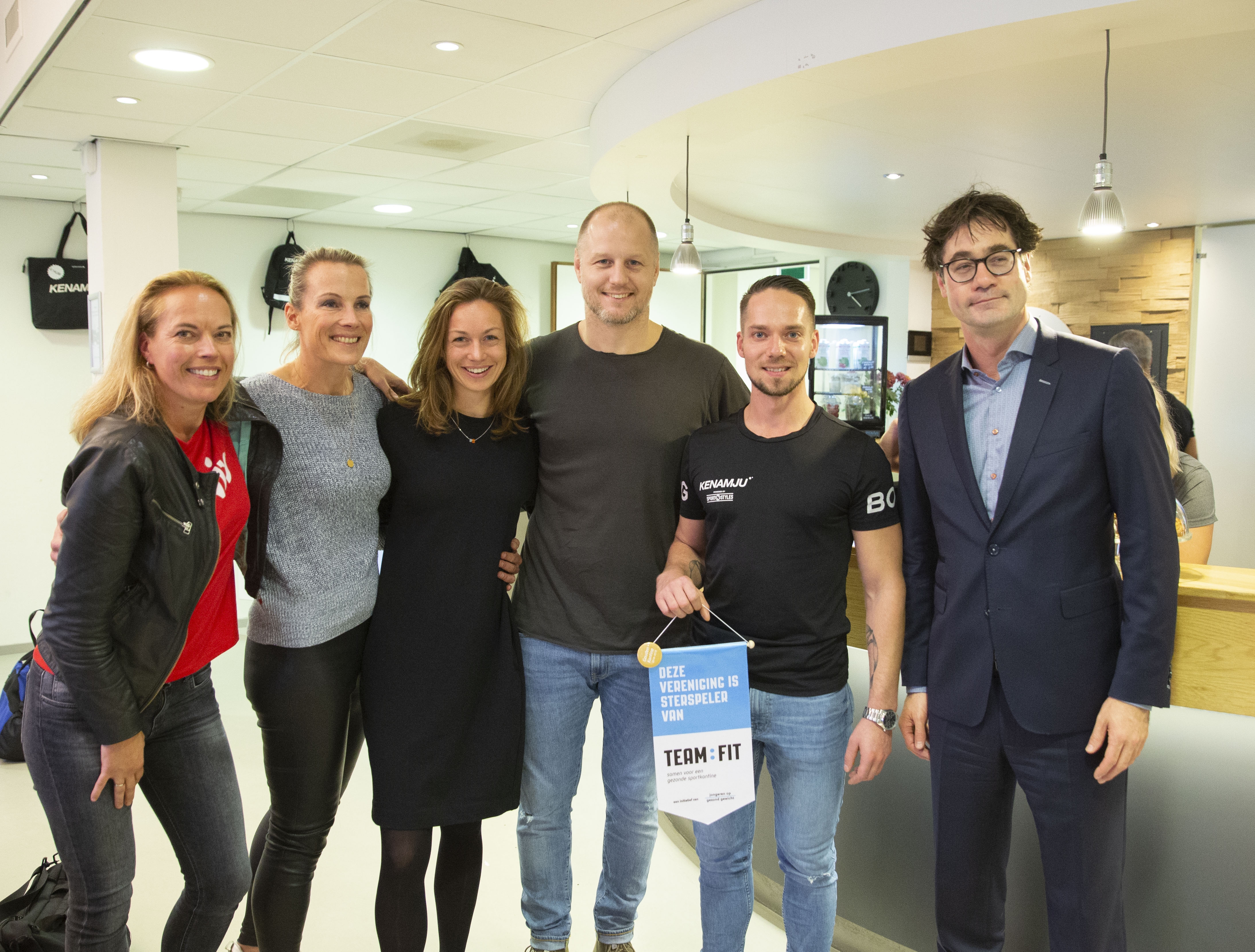 Kenamju ontving uit handen van wethouder Merijn Snoek, het gouden certificaat van de Gezondere Sportkantine. ( Foto: aangeleverd)