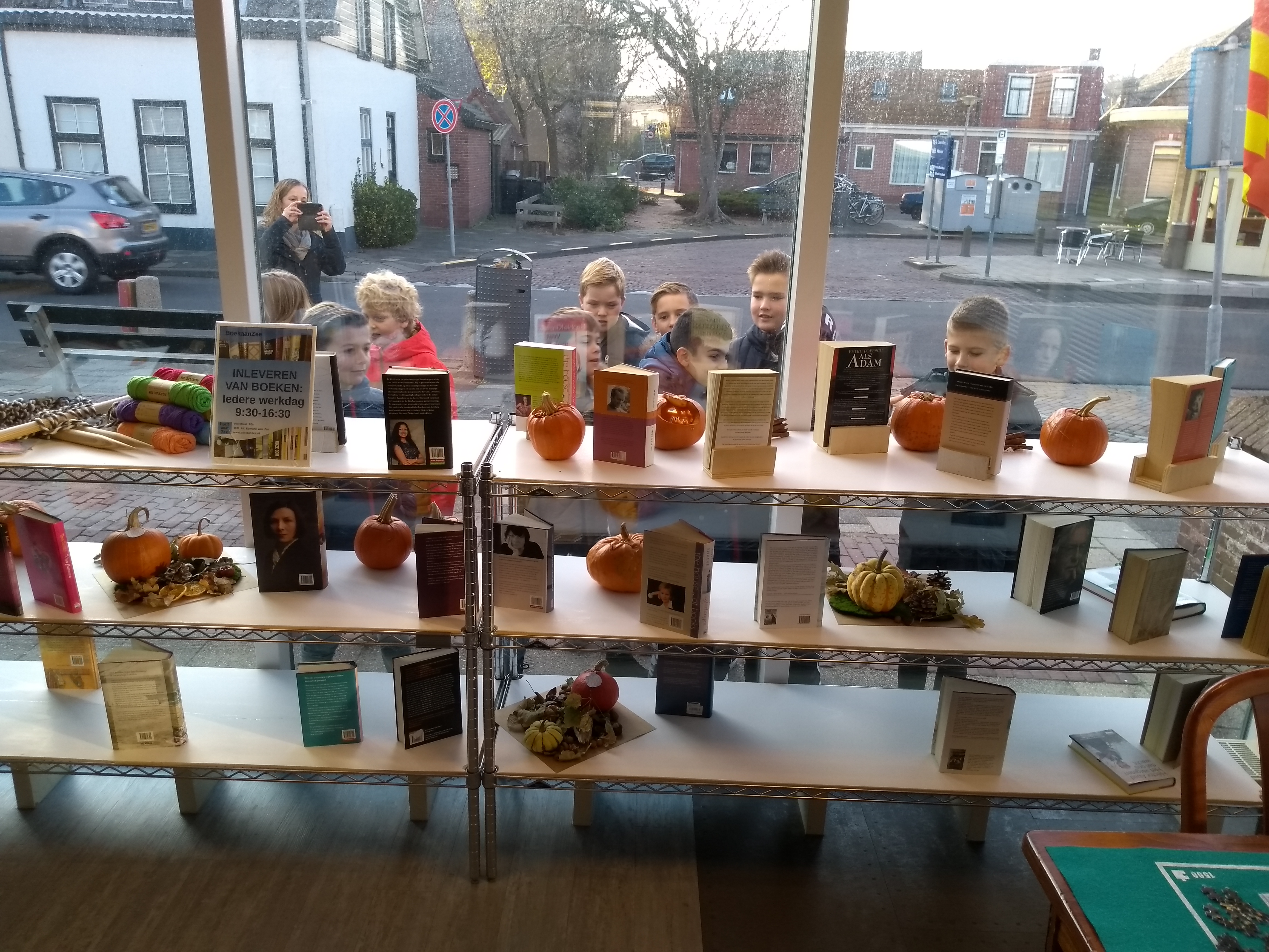Wat een verrassing! Kinderen van groep 5 en 6 van obs De Driemaster komen Postaanzee een door hun gemaakte collectie pompoenen brengen. Ze staan nu te pronken in de ramen. (Foto's: aangeleverd).