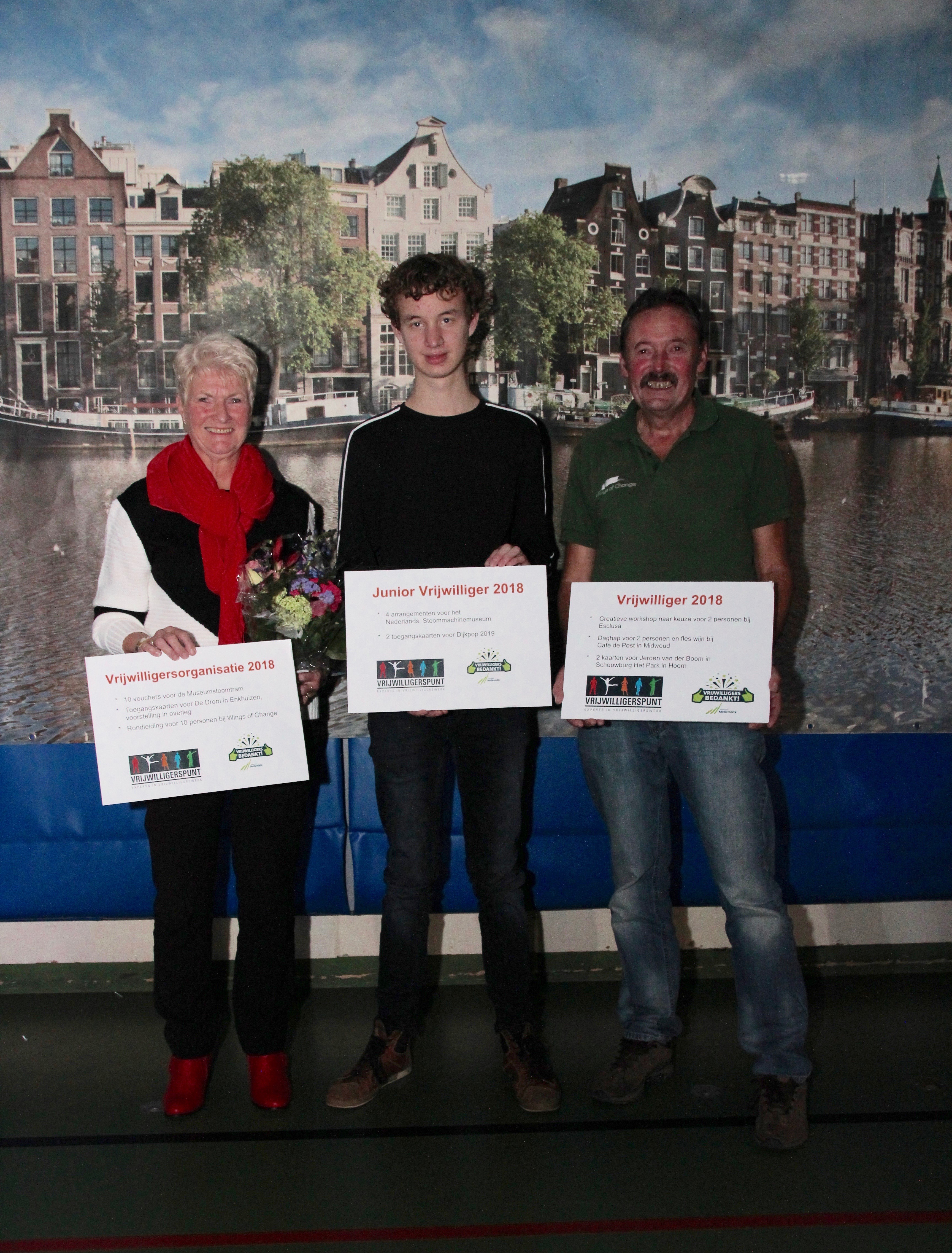 De winnaars van de vrijwilligersprijzen: v.l.n.r. Els Beers van Stichting Warme maaltijdvoorziening, Daan Immen en Roy van der Ven. (Foto: aangeleverd)