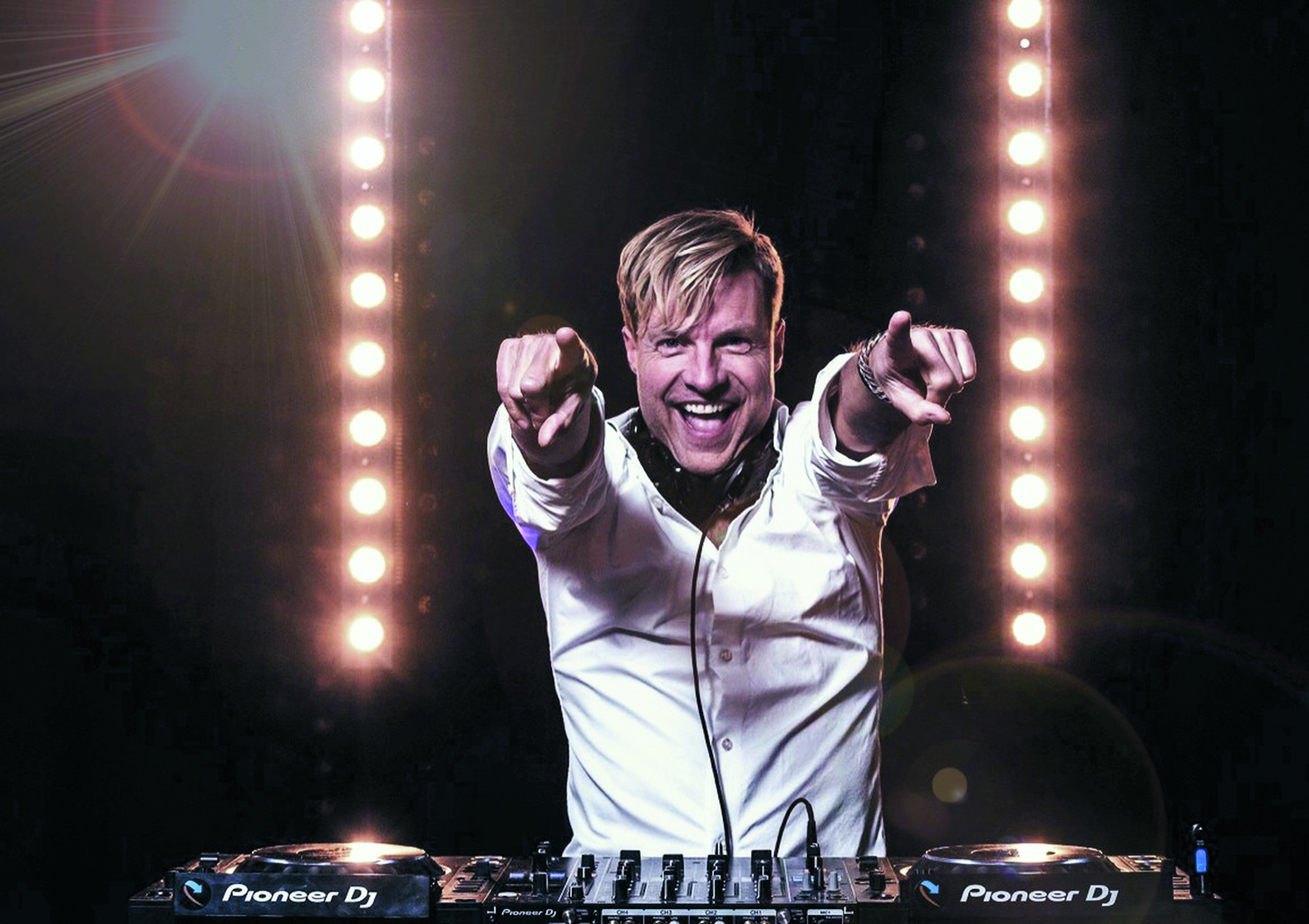 DJ Jerone weet de sfeer er goed in te houden. (Foto: aangeleverd)