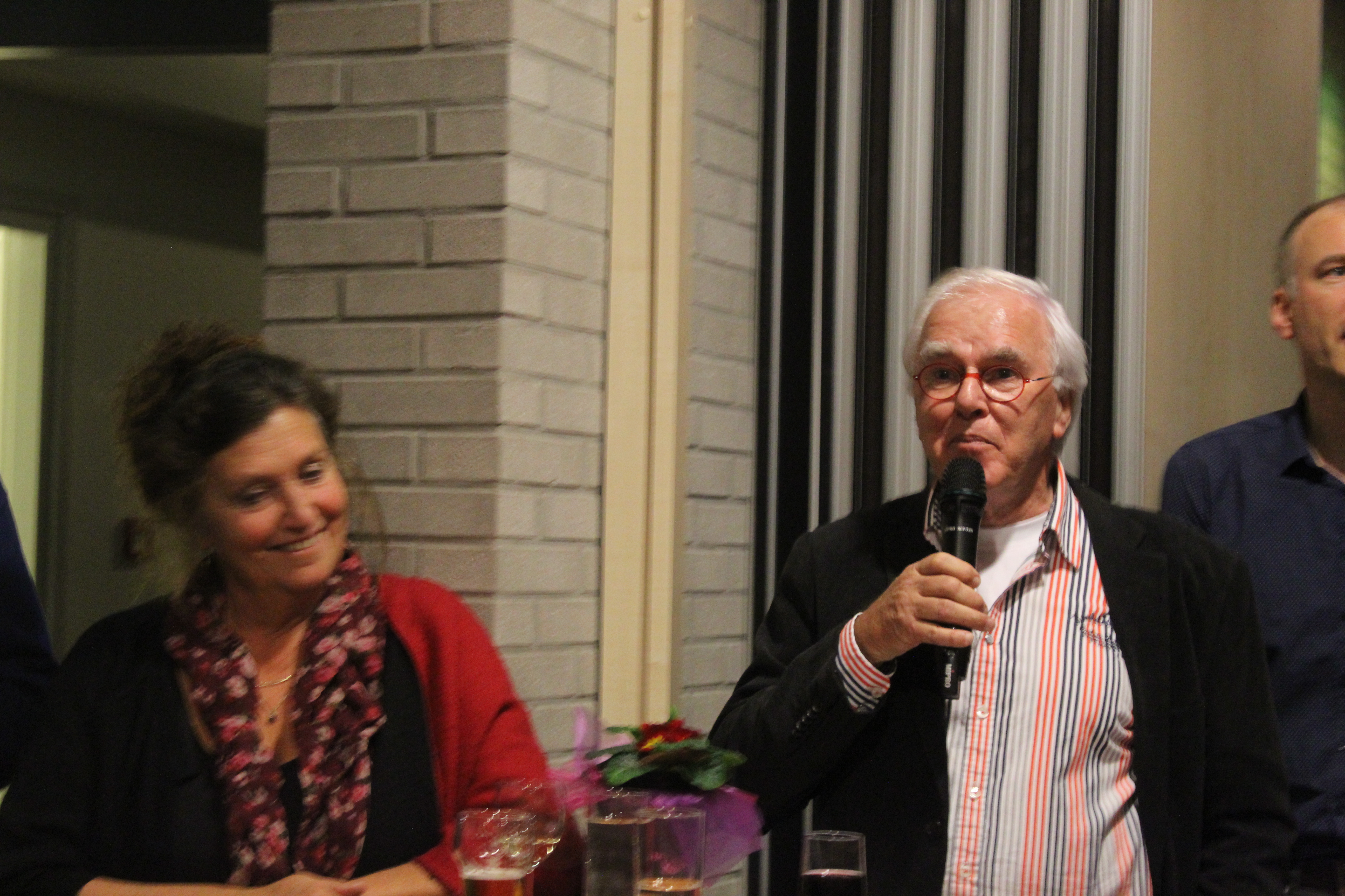 Voorzitter Jaap de Dood is trots op zijn woningbouwvereniging. Het musicalkoor van Bel Canto zong een hymne voor Oostzaan. Alleskunner Frank Geisink zorgde voor pure gezelligheid. (Foto's: JWvD)