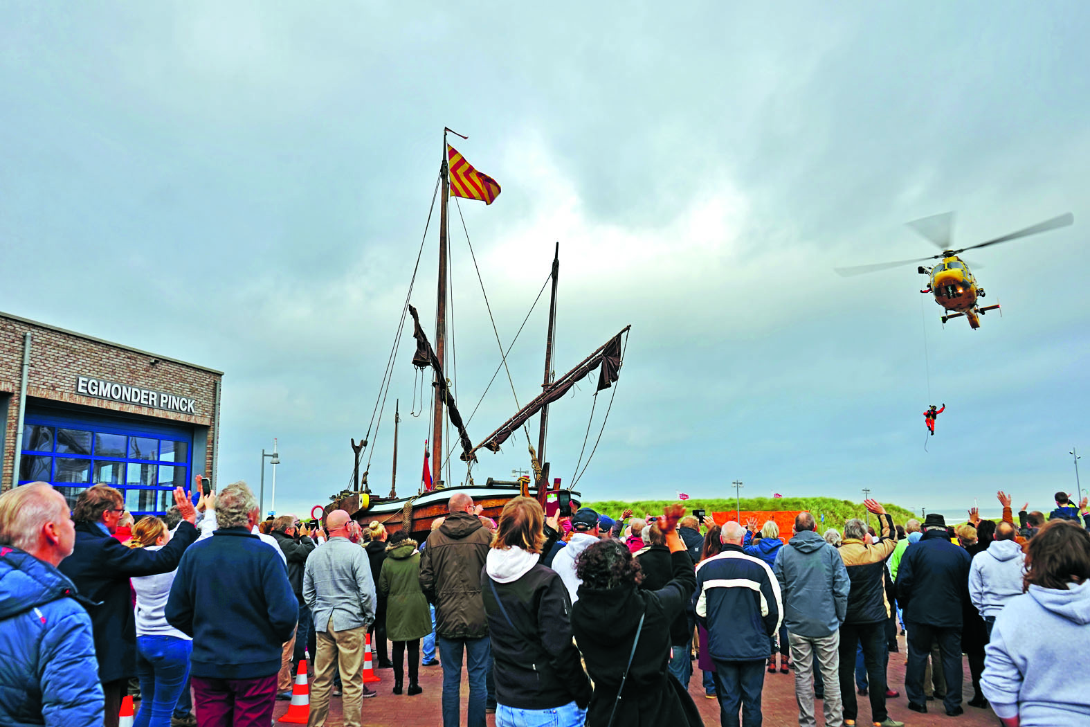De sleutel van het pand werd gebracht door een helikopter van Noordzee Vlaanderen. (Foto: Rob Glas).