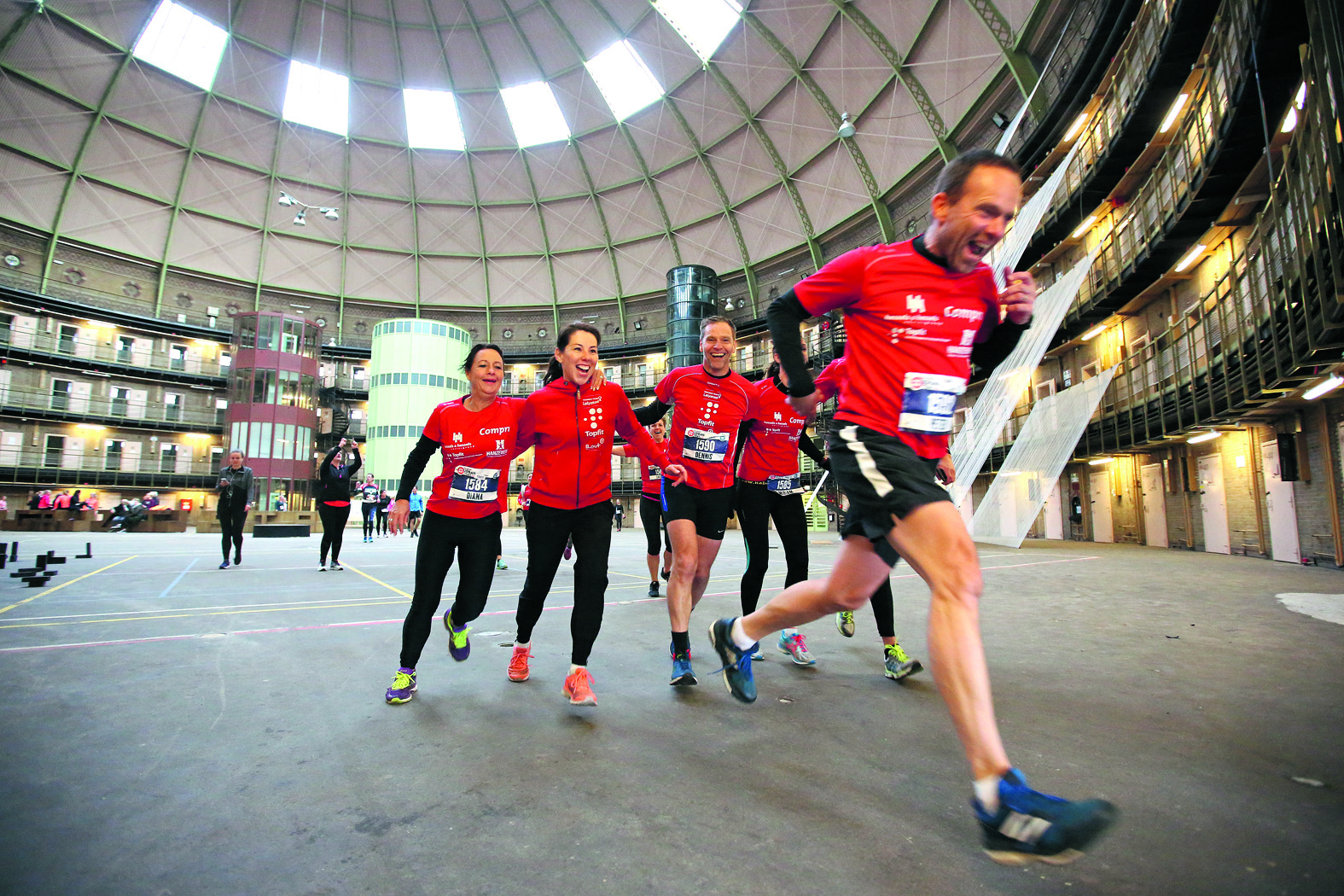 Urban Trail: Hardlopers rennen langs en door historische plekken van Haarlem. ( Foto: Rowan van Diest)