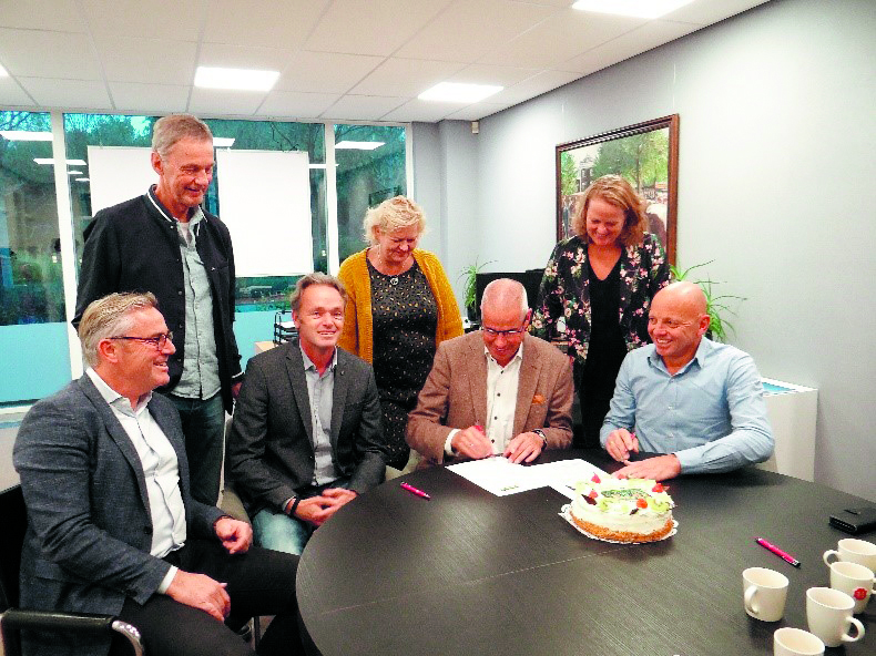 Dhr. Cas Verhage ondertekent het contract namens Nh1816 Verzekeringen. Joost Brugman van AVéWé Groep en bestuursleden Beemster Erfgoed Marathon kijken toe. (Foto: aangeleverd)